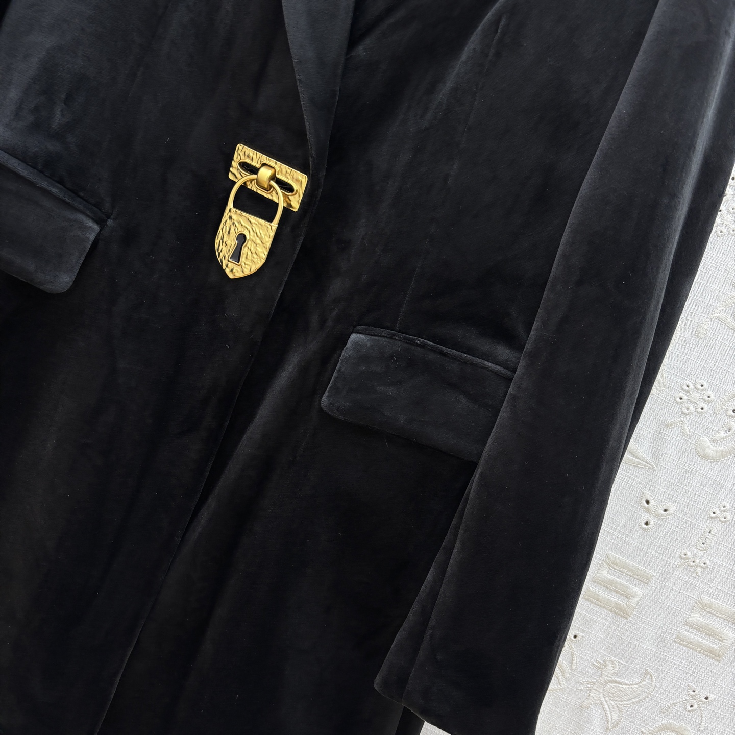 Elegant Velvet Overcoat with Lock Detail - Chic Mid-Length Jacket 8 i1755859447853 1014 0 4