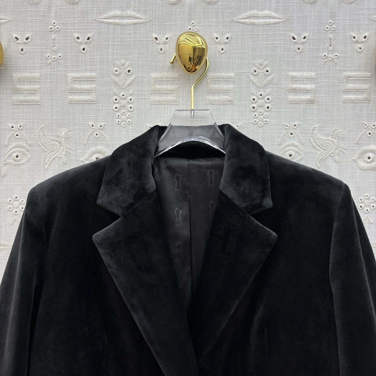 Elegant Velvet Overcoat with Lock Detail - Chic Mid-Length Jacket 3 i1755859450217 4100 0 1