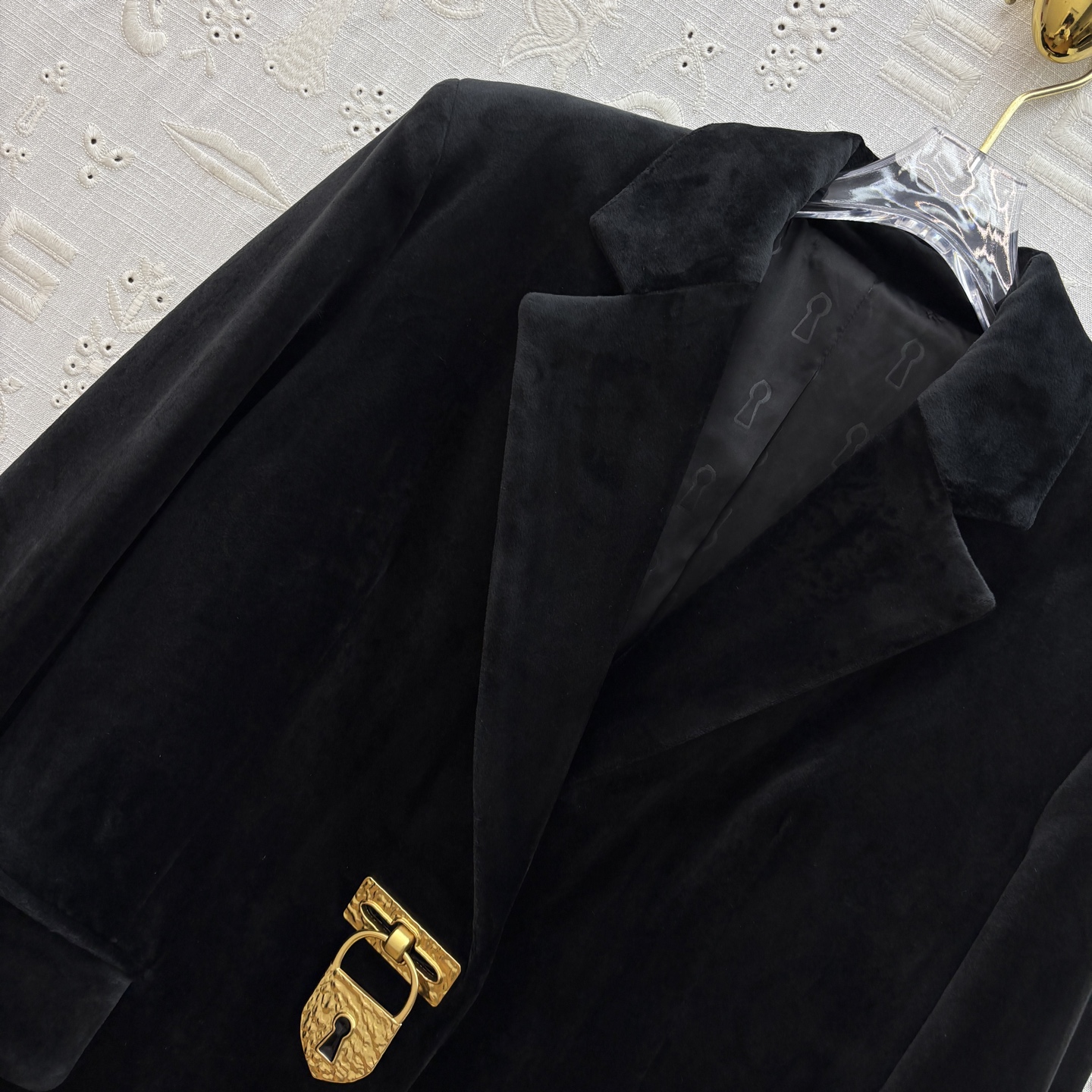 Elegant Velvet Overcoat with Lock Detail - Chic Mid-Length Jacket 4 i1755859450244 6470 0 2