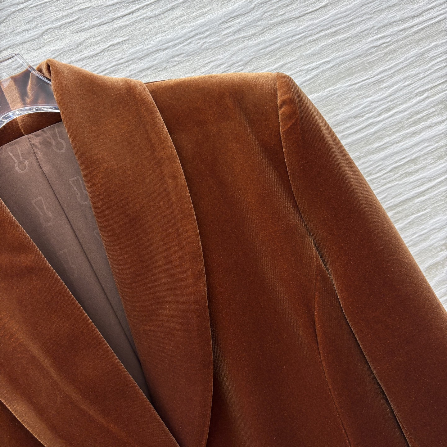 Sch 25秋冬 异形扣装饰丝绒大衣 采用进口质感细腻的天鹅绒材质 西装翻领排扣中长款版型 帅气利落的剪