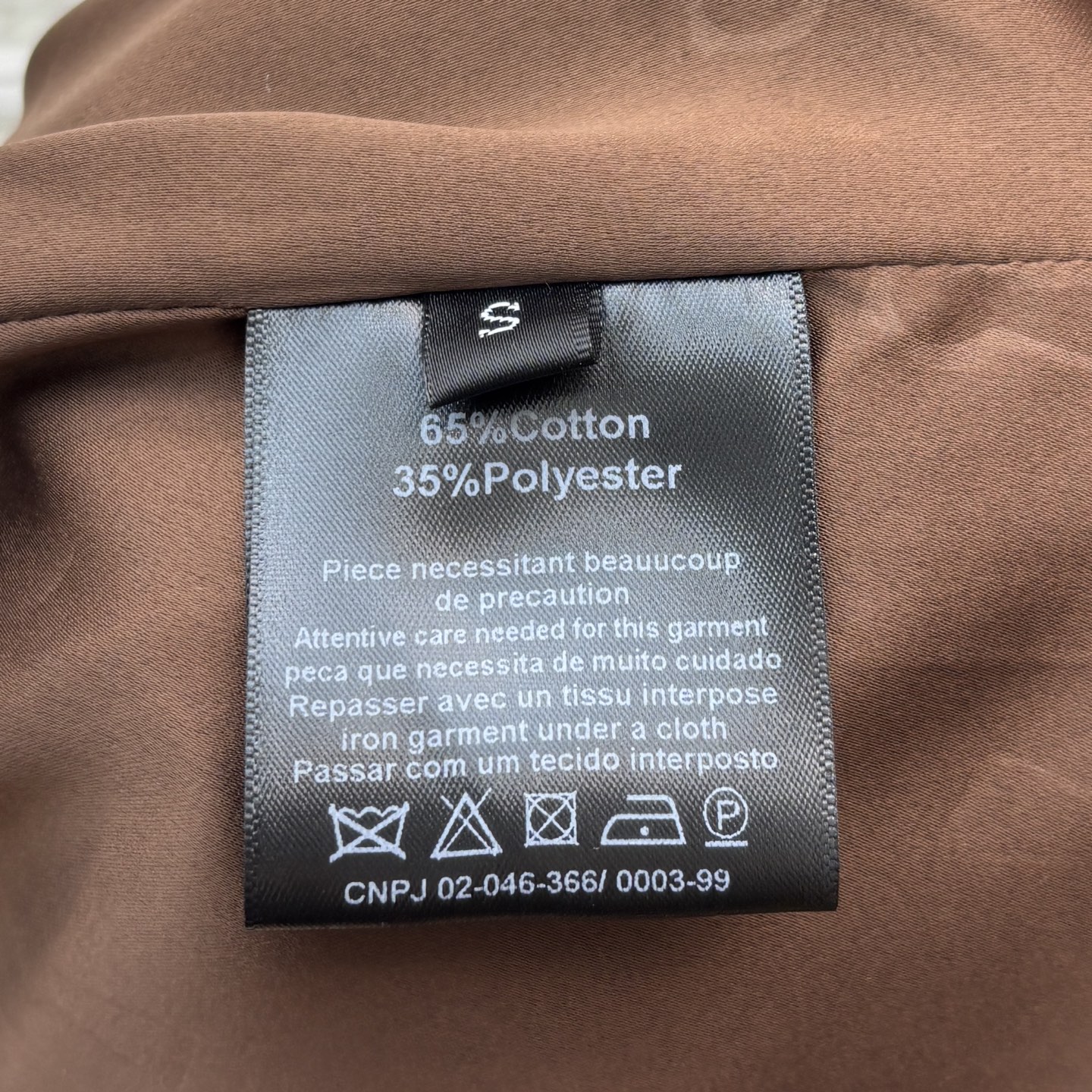 Sch 25秋冬 异形扣装饰丝绒大衣 采用进口质感细腻的天鹅绒材质 西装翻领排扣中长款版型 帅气利落的剪