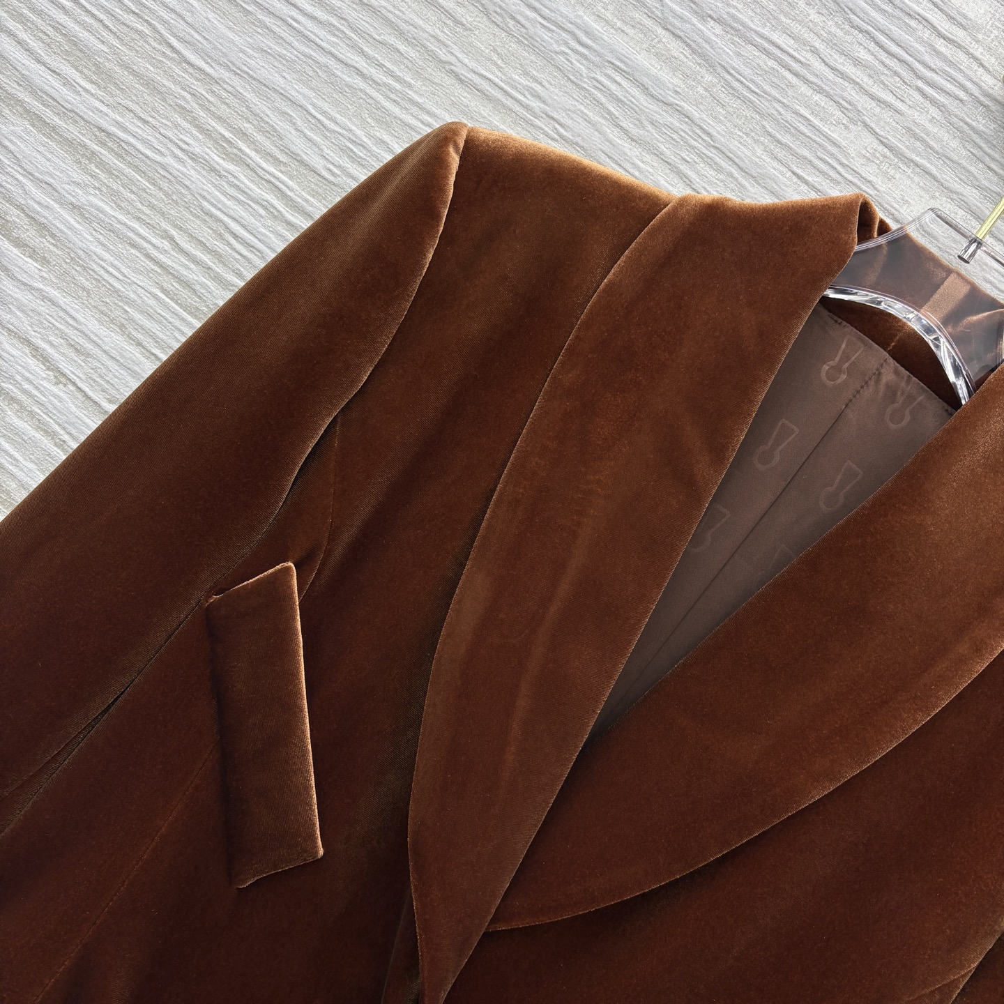 Sch 25秋冬 异形扣装饰丝绒大衣 采用进口质感细腻的天鹅绒材质 西装翻领排扣中长款版型 帅气利落的剪