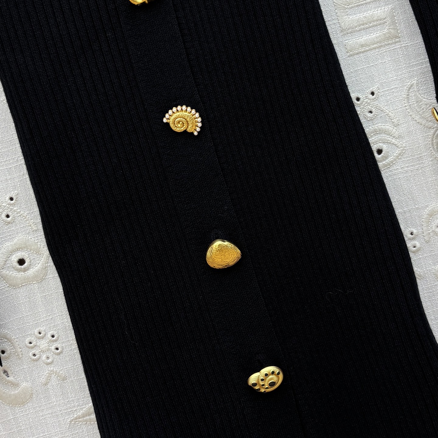 Sch 25秋季新款 异形扣装饰翻领长袖针织裙 上身很舒适修身显瘦 又不会有紧绷感 翻领深V设计时髦又高