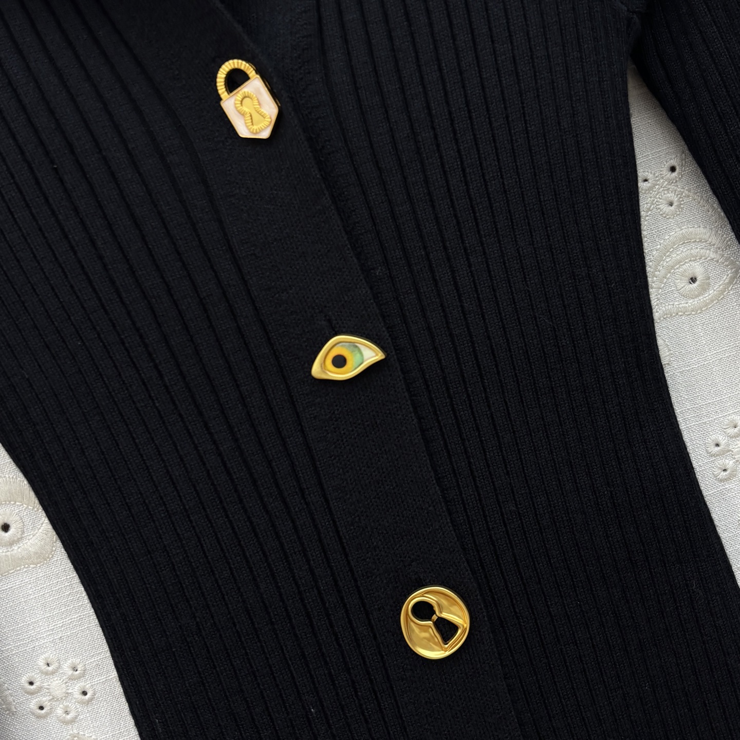 Sch 25秋季新款 异形扣装饰翻领长袖针织裙 上身很舒适修身显瘦 又不会有紧绷感 翻领深V设计时髦又高