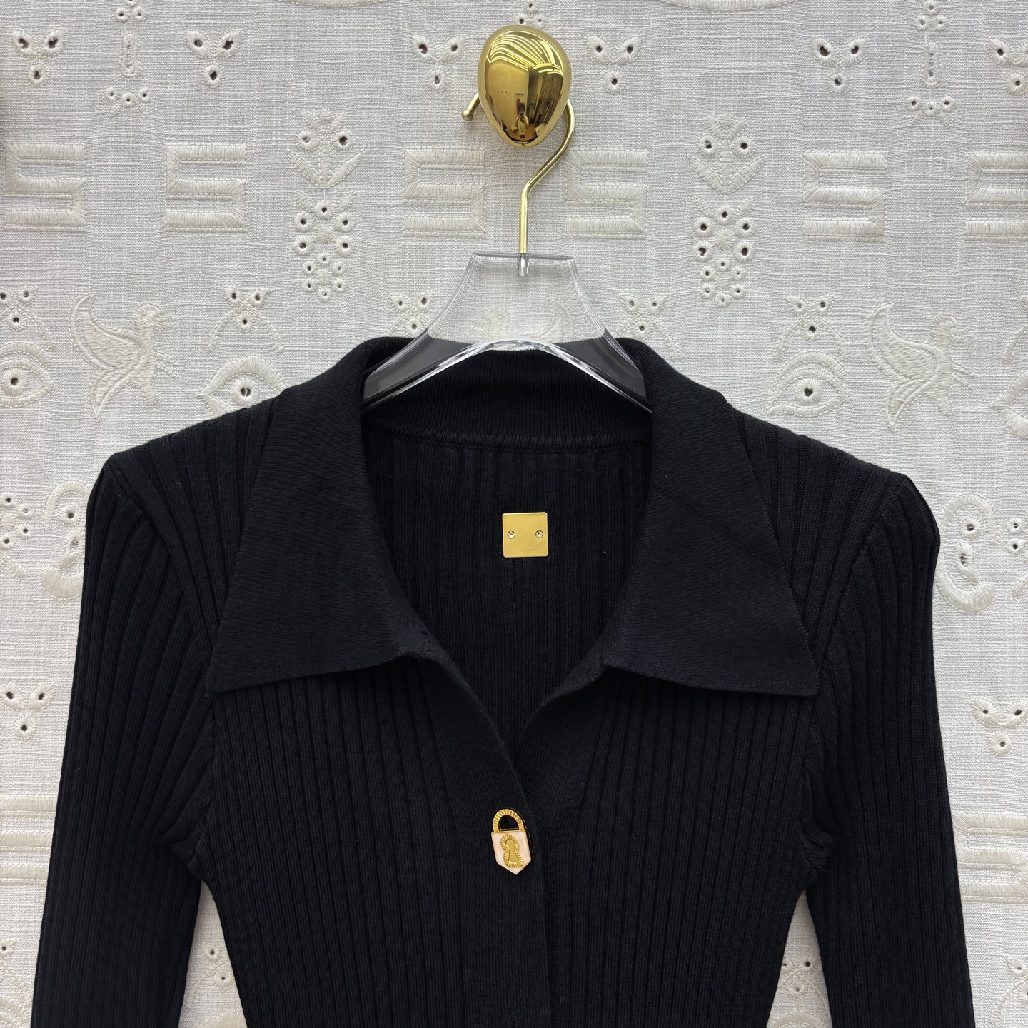 Sch 25秋季新款 异形扣装饰翻领长袖针织裙 上身很舒适修身显瘦 又不会有紧绷感 翻领深V设计时髦又高