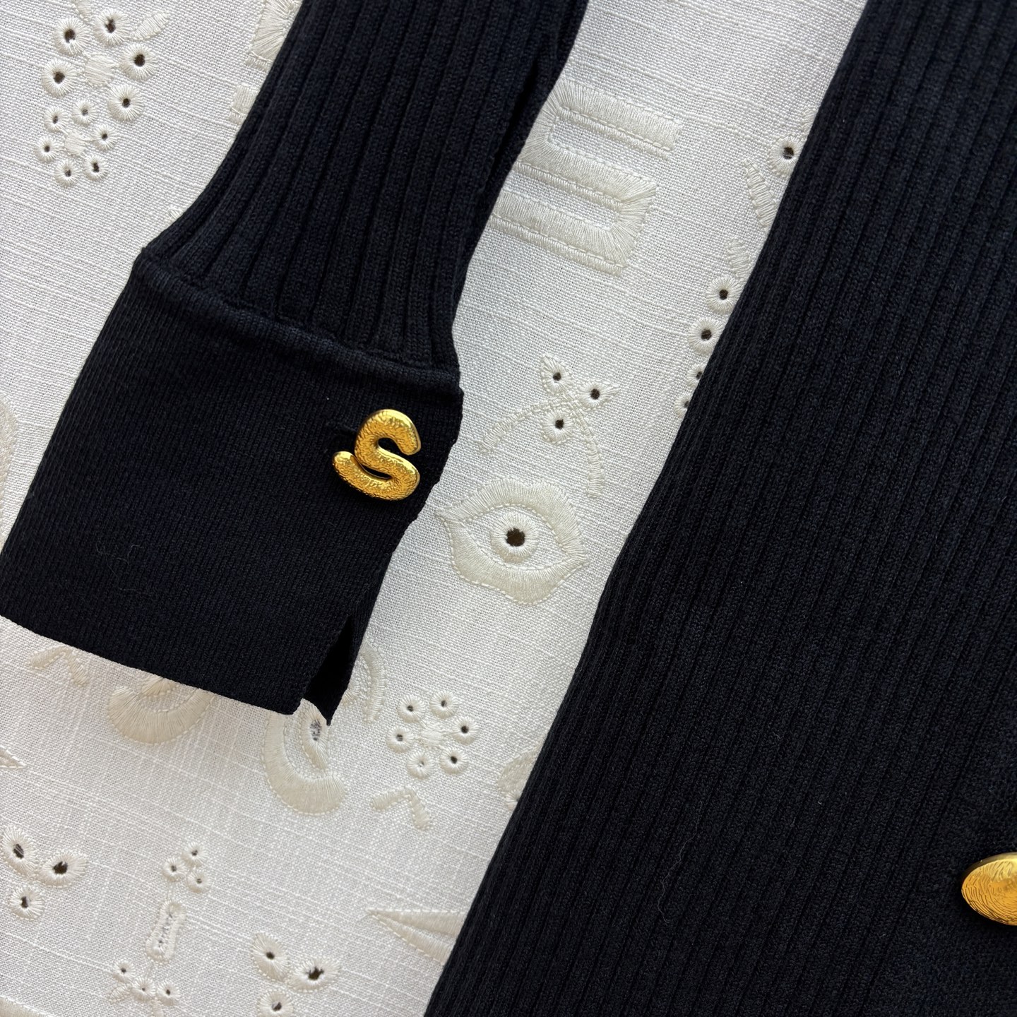 Sch 25秋季新款 异形扣装饰翻领长袖针织裙 上身很舒适修身显瘦 又不会有紧绷感 翻领深V设计时髦又高