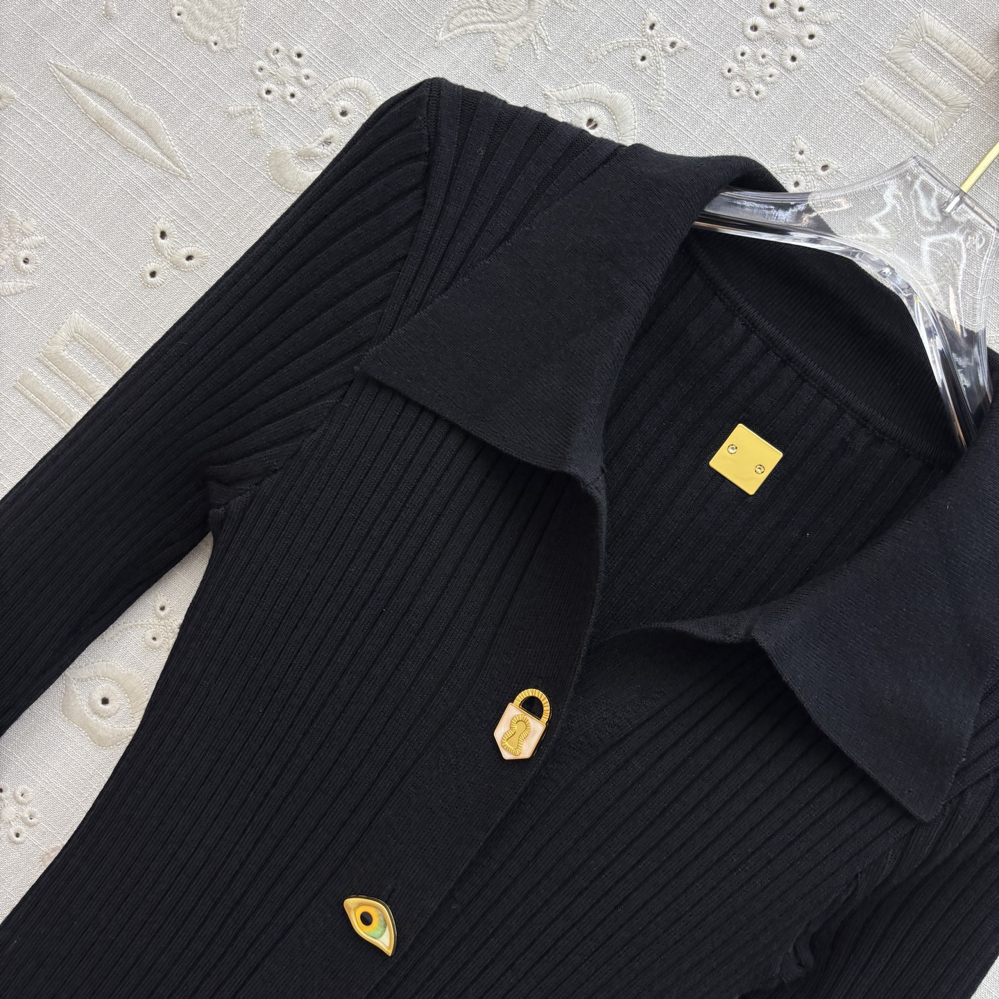 Sch 25秋季新款 异形扣装饰翻领长袖针织裙 上身很舒适修身显瘦 又不会有紧绷感 翻领深V设计时髦又高