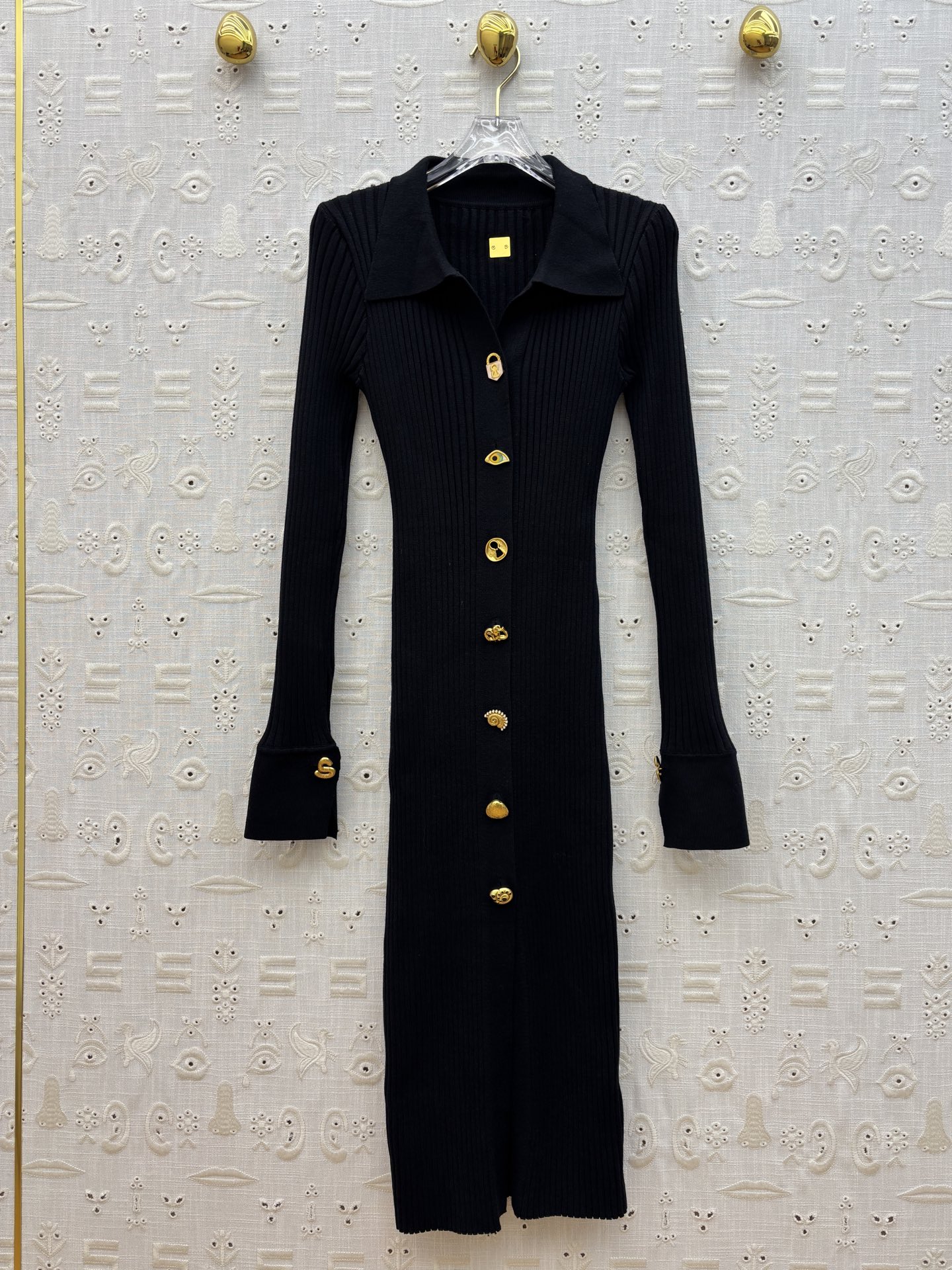 Sch 25秋季新款 异形扣装饰翻领长袖针织裙 上身很舒适修身显瘦 又不会有紧绷感 翻领深V设计时髦又高