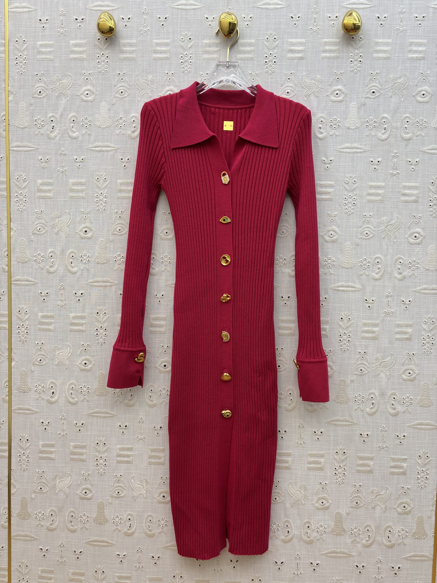 Sch新款 异形扣装饰翻领长袖针织裙 上身很舒适修身显瘦 又不会有紧绷感 翻领深V设计时髦又高级 异形扣