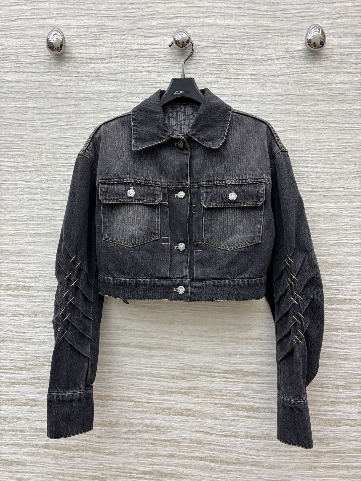 D家 25早秋新款 牛仔短款夹克外套 设计感十足的帅气短款牛仔夹克外套 超酷飒 短款版型时髦又高级 衣袖