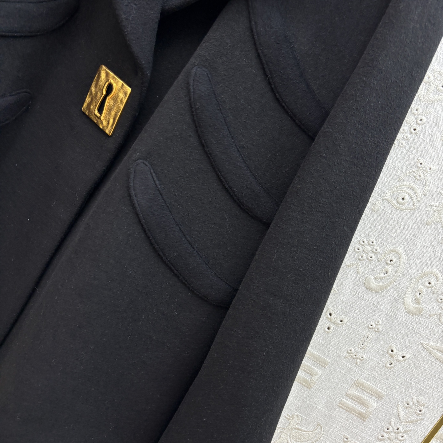 Sch 25秋冬 重工艺羊毛呢翻领西装外套 金色五金点缀 高级感气质 面料是羊毛呢 高级又显白 充满了设