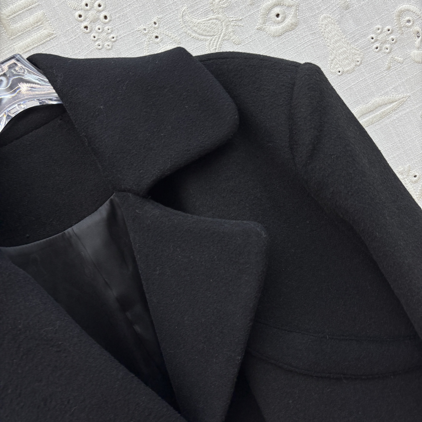 Sch 25秋冬 重工艺羊毛呢翻领西装外套 金色五金点缀 高级感气质 面料是羊毛呢 高级又显白 充满了设