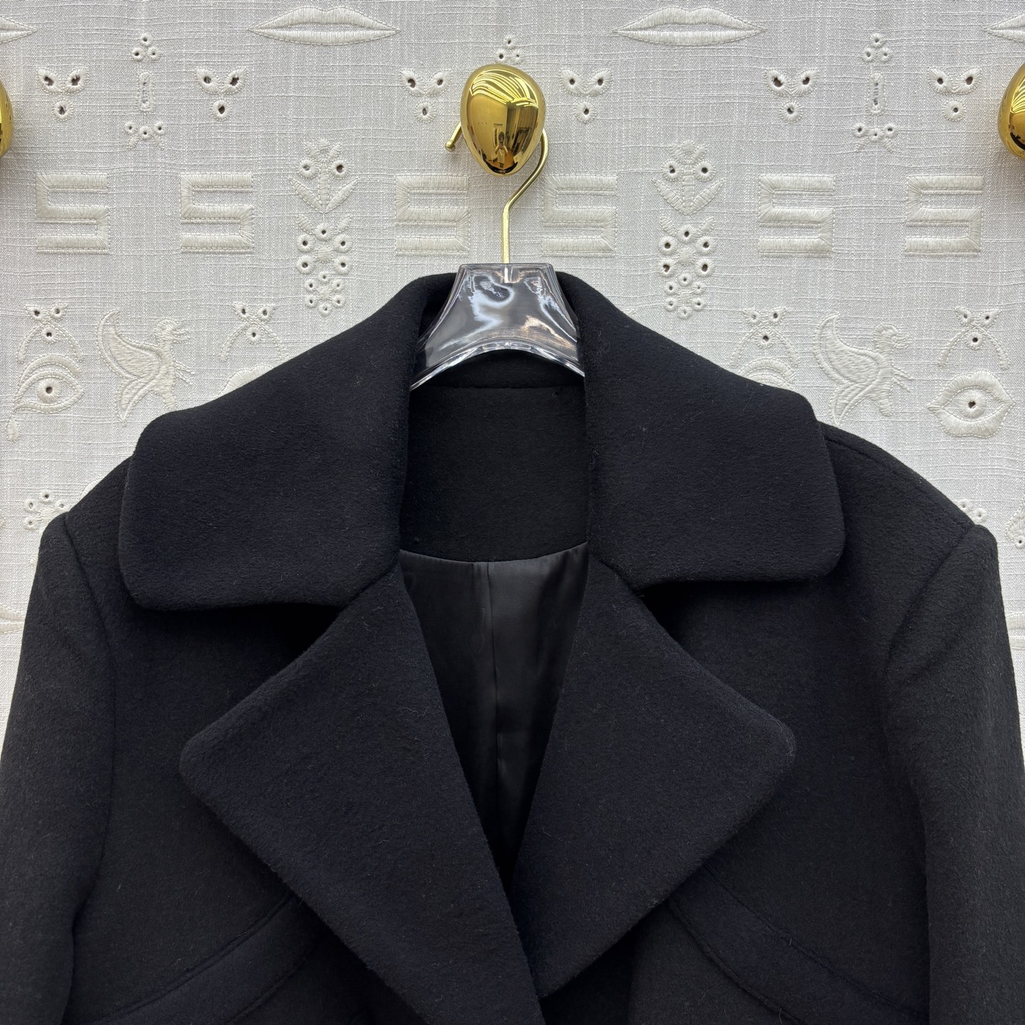 Sch 25秋冬 重工艺羊毛呢翻领西装外套 金色五金点缀 高级感气质 面料是羊毛呢 高级又显白 充满了设