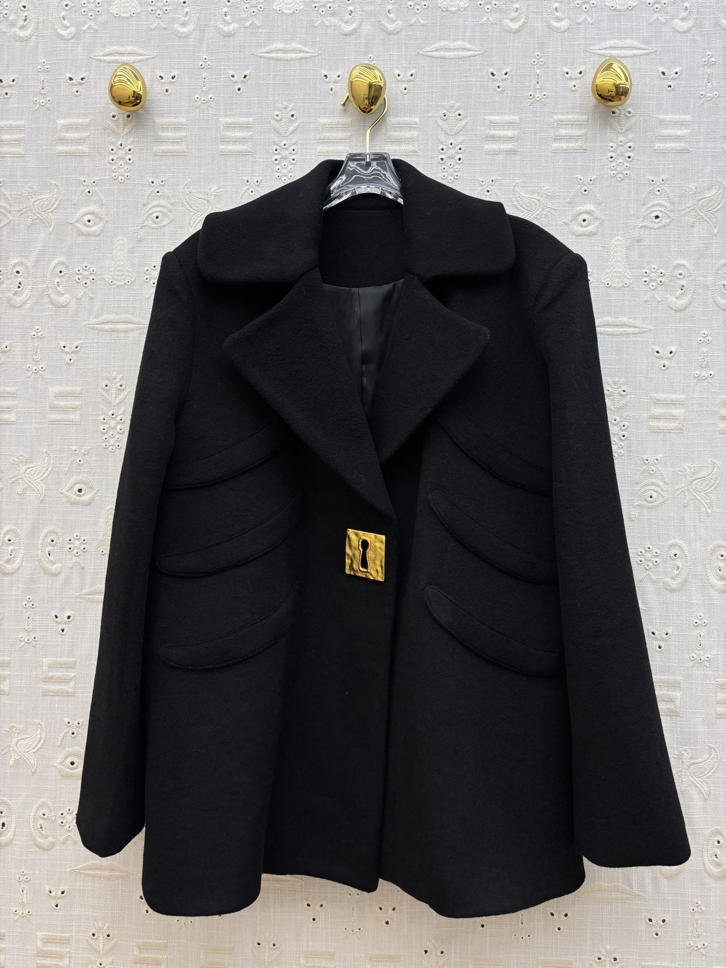 Sch 25秋冬 重工艺羊毛呢翻领西装外套 金色五金点缀 高级感气质 面料是羊毛呢 高级又显白 充满了设