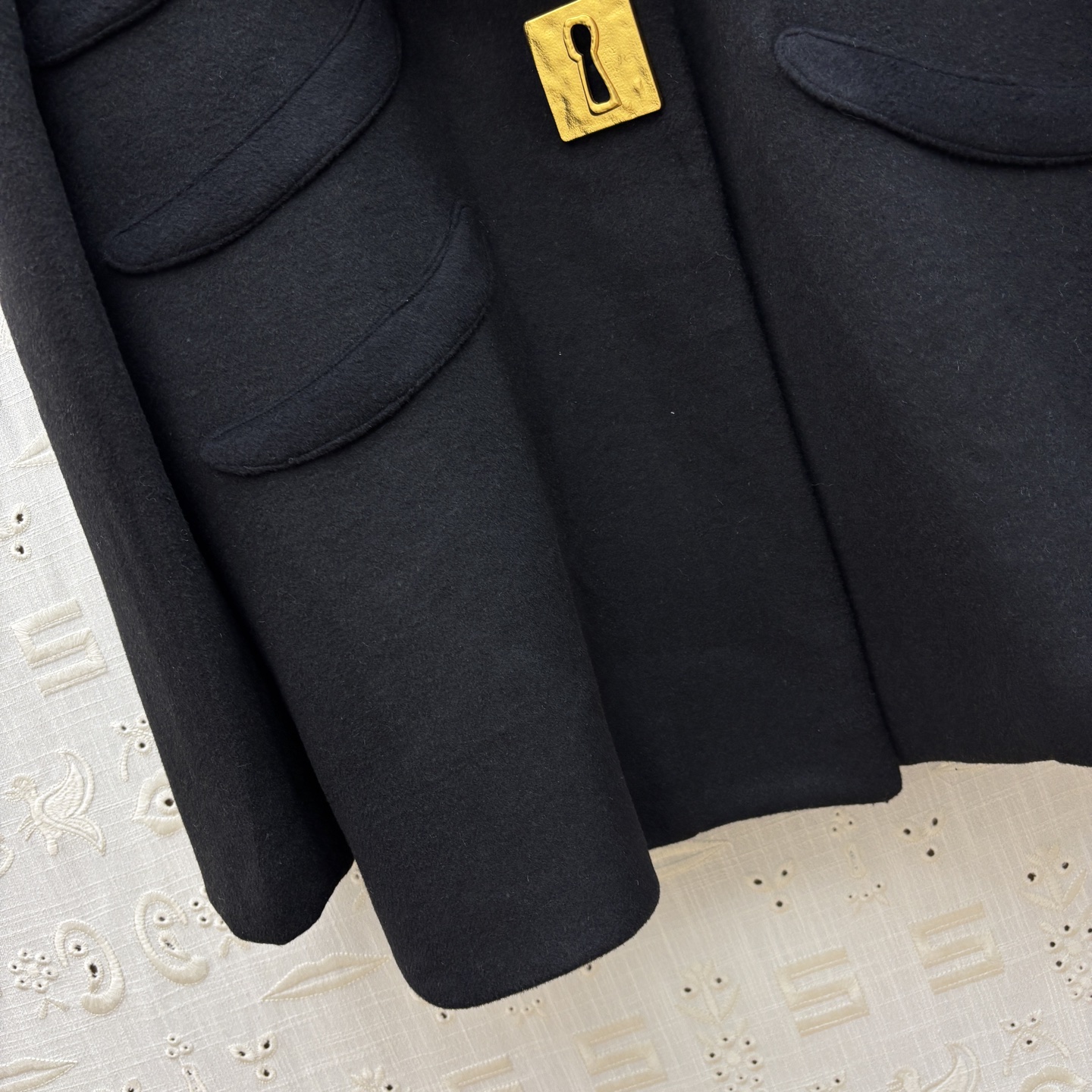 Sch 25秋冬 重工艺羊毛呢翻领西装外套 金色五金点缀 高级感气质 面料是羊毛呢 高级又显白 充满了设