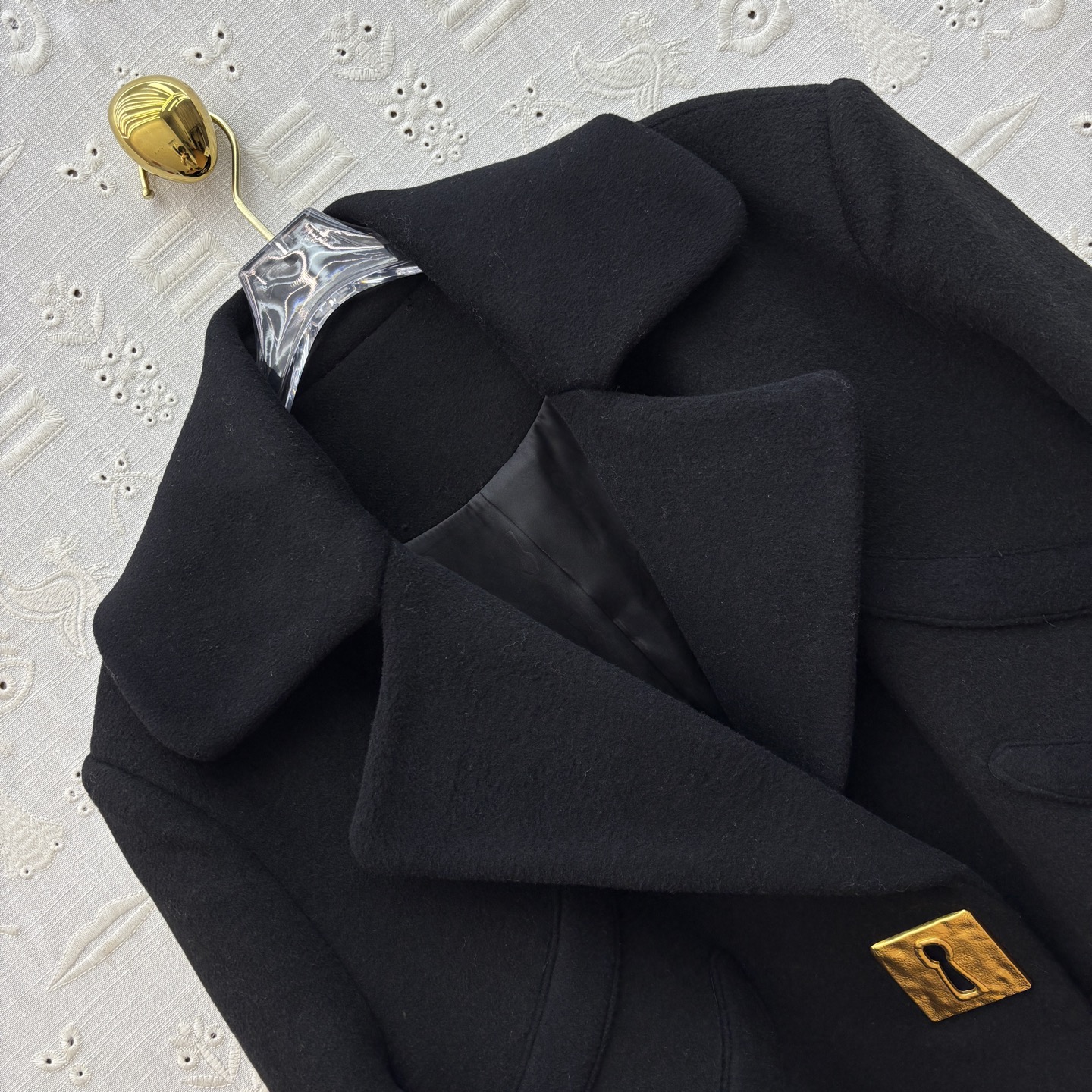 Sch 25秋冬 重工艺羊毛呢翻领西装外套 金色五金点缀 高级感气质 面料是羊毛呢 高级又显白 充满了设