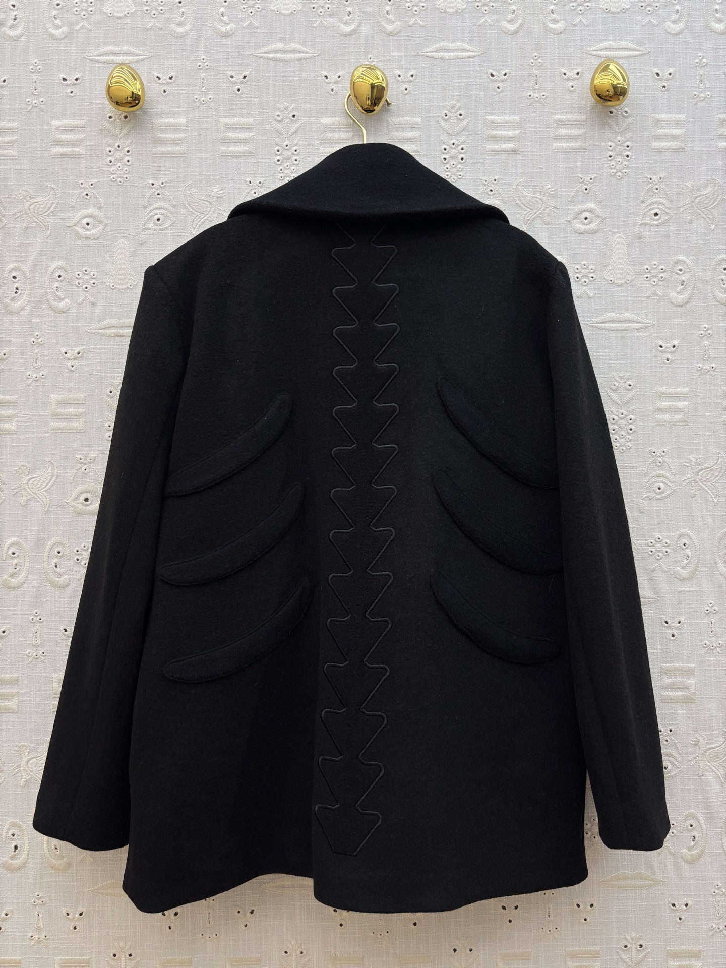 Sch 25秋冬 重工艺羊毛呢翻领西装外套 金色五金点缀 高级感气质 面料是羊毛呢 高级又显白 充满了设