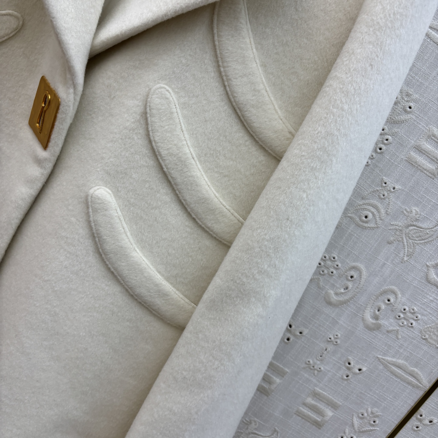 Sch 25秋冬 重工艺羊毛呢翻领西装外套 金色五金点缀 高级感气质 面料是羊毛呢 高级又显白 充满了设