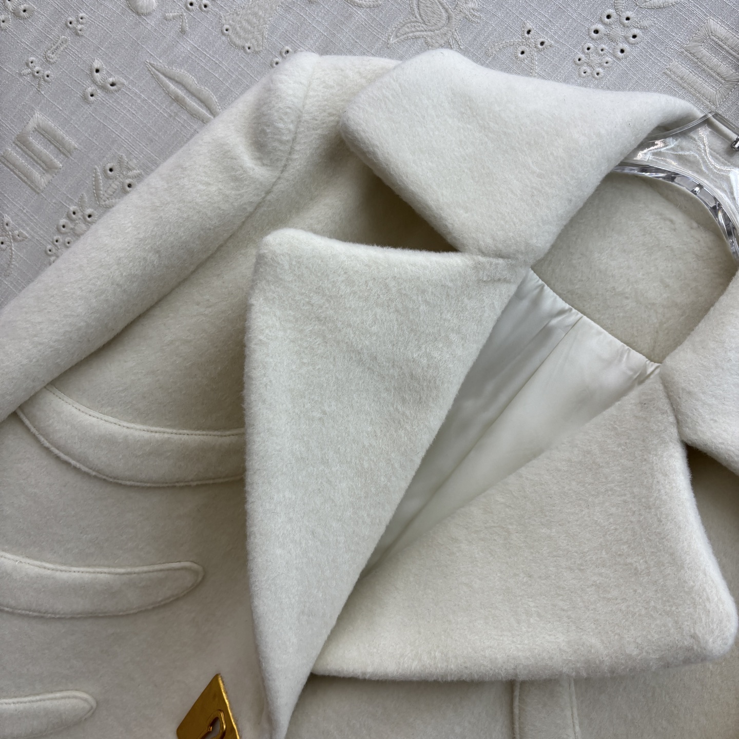 Sch 25秋冬 重工艺羊毛呢翻领西装外套 金色五金点缀 高级感气质 面料是羊毛呢 高级又显白 充满了设