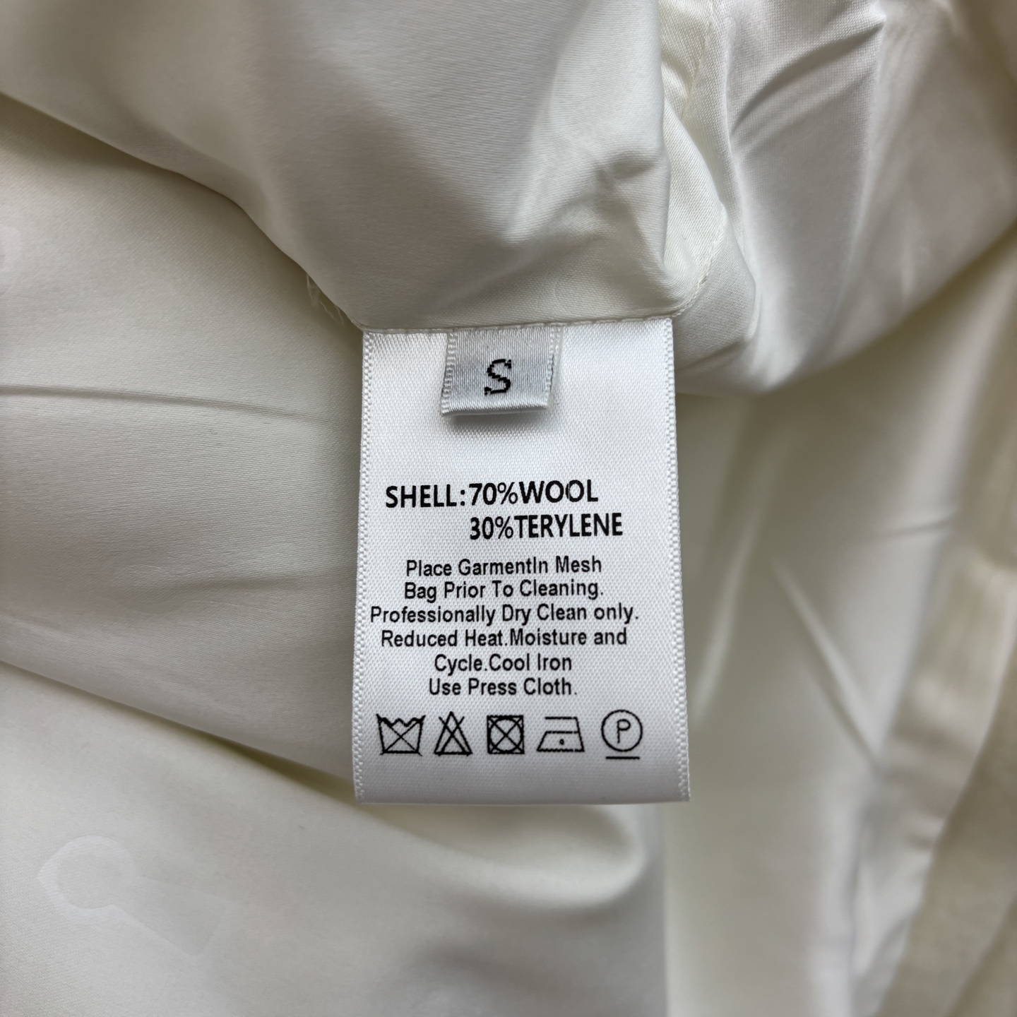 Sch 25秋冬 重工艺羊毛呢翻领西装外套 金色五金点缀 高级感气质 面料是羊毛呢 高级又显白 充满了设