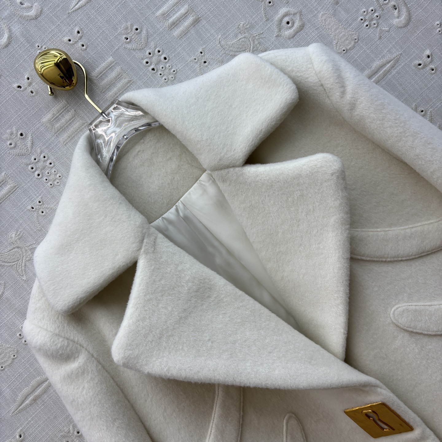 Sch 25秋冬 重工艺羊毛呢翻领西装外套 金色五金点缀 高级感气质 面料是羊毛呢 高级又显白 充满了设