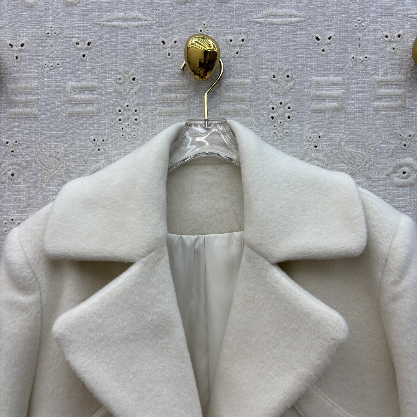 Sch 25秋冬 重工艺羊毛呢翻领西装外套 金色五金点缀 高级感气质 面料是羊毛呢 高级又显白 充满了设