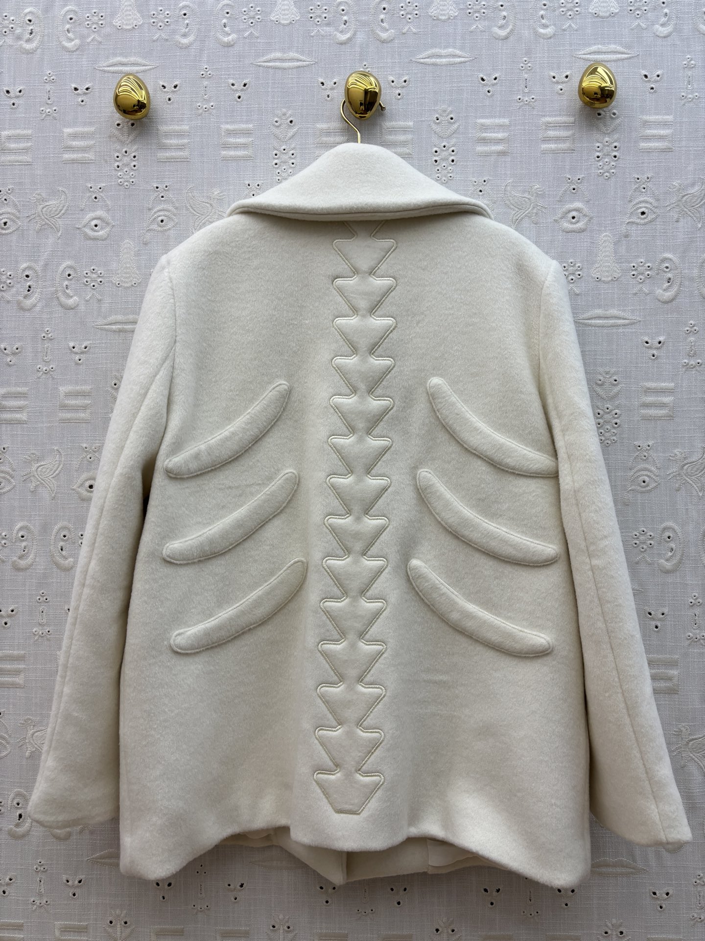 Sch 25秋冬 重工艺羊毛呢翻领西装外套 金色五金点缀 高级感气质 面料是羊毛呢 高级又显白 充满了设