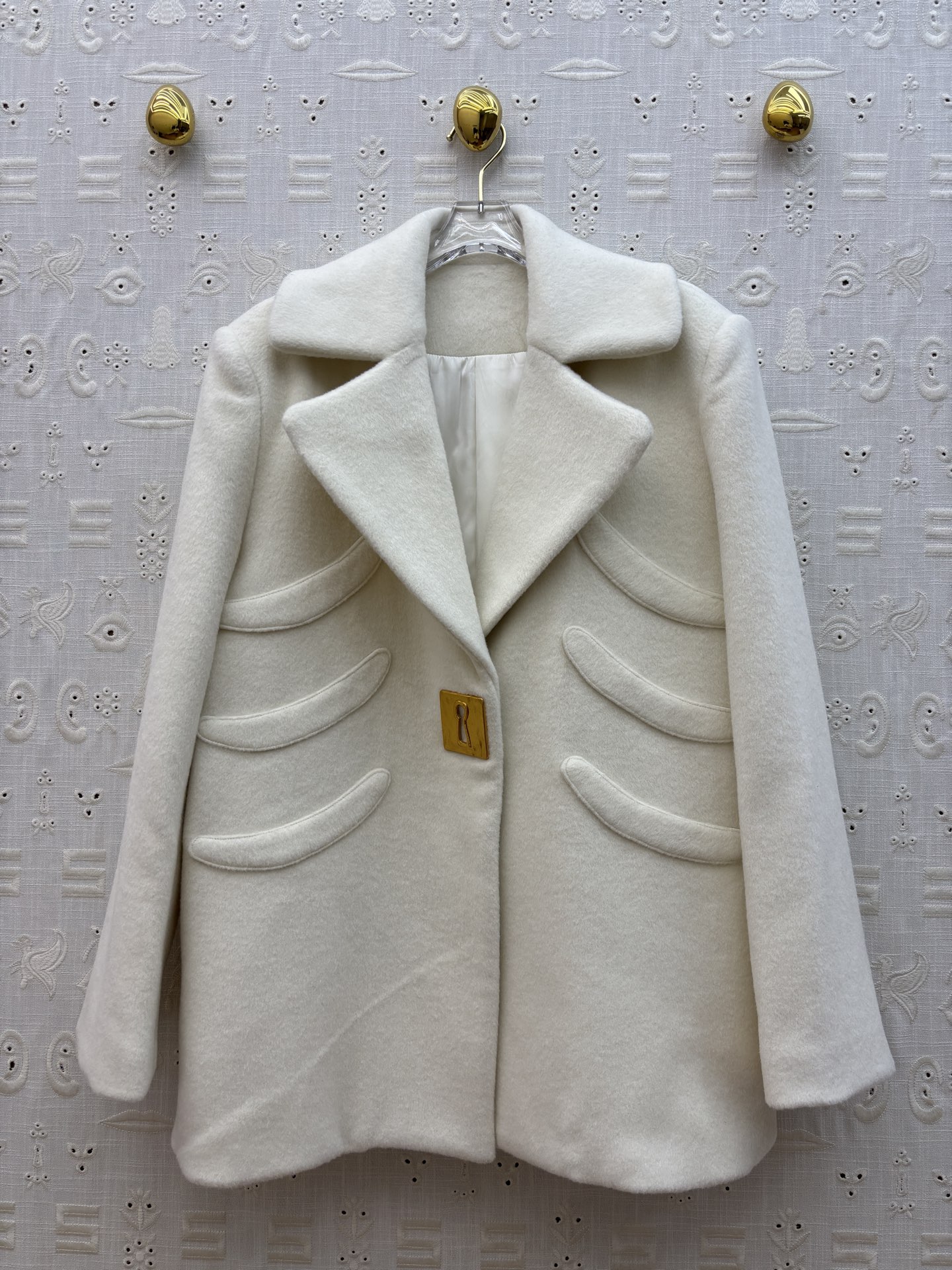 Sch 25秋冬 重工艺羊毛呢翻领西装外套 金色五金点缀 高级感气质 面料是羊毛呢 高级又显白 充满了设