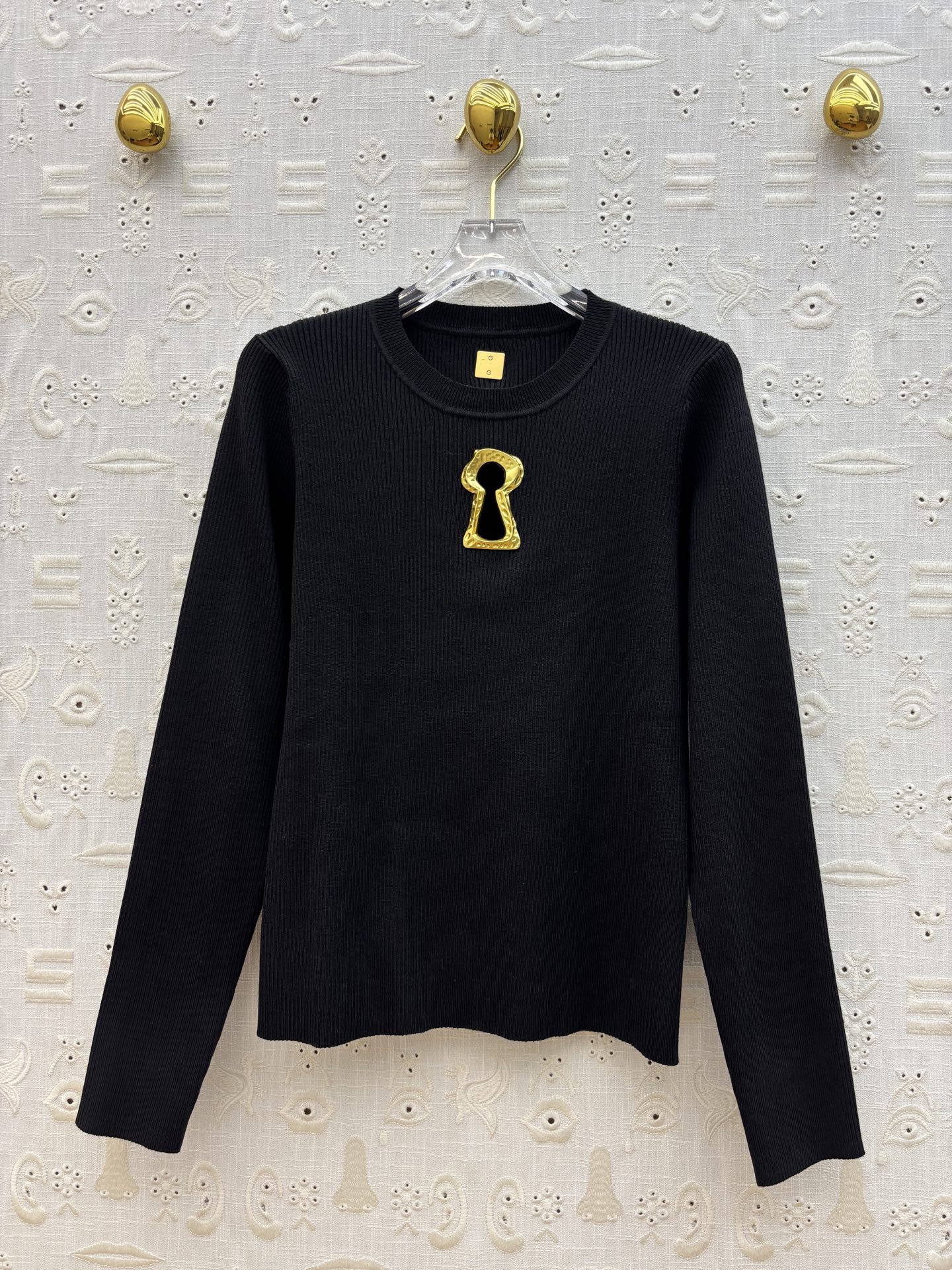 Sch 25秋冬 圆领针织长袖毛衣 纯色搭配胸前金色镂空锁孔设计 圆领长袖设计  简约却不简单   恰好