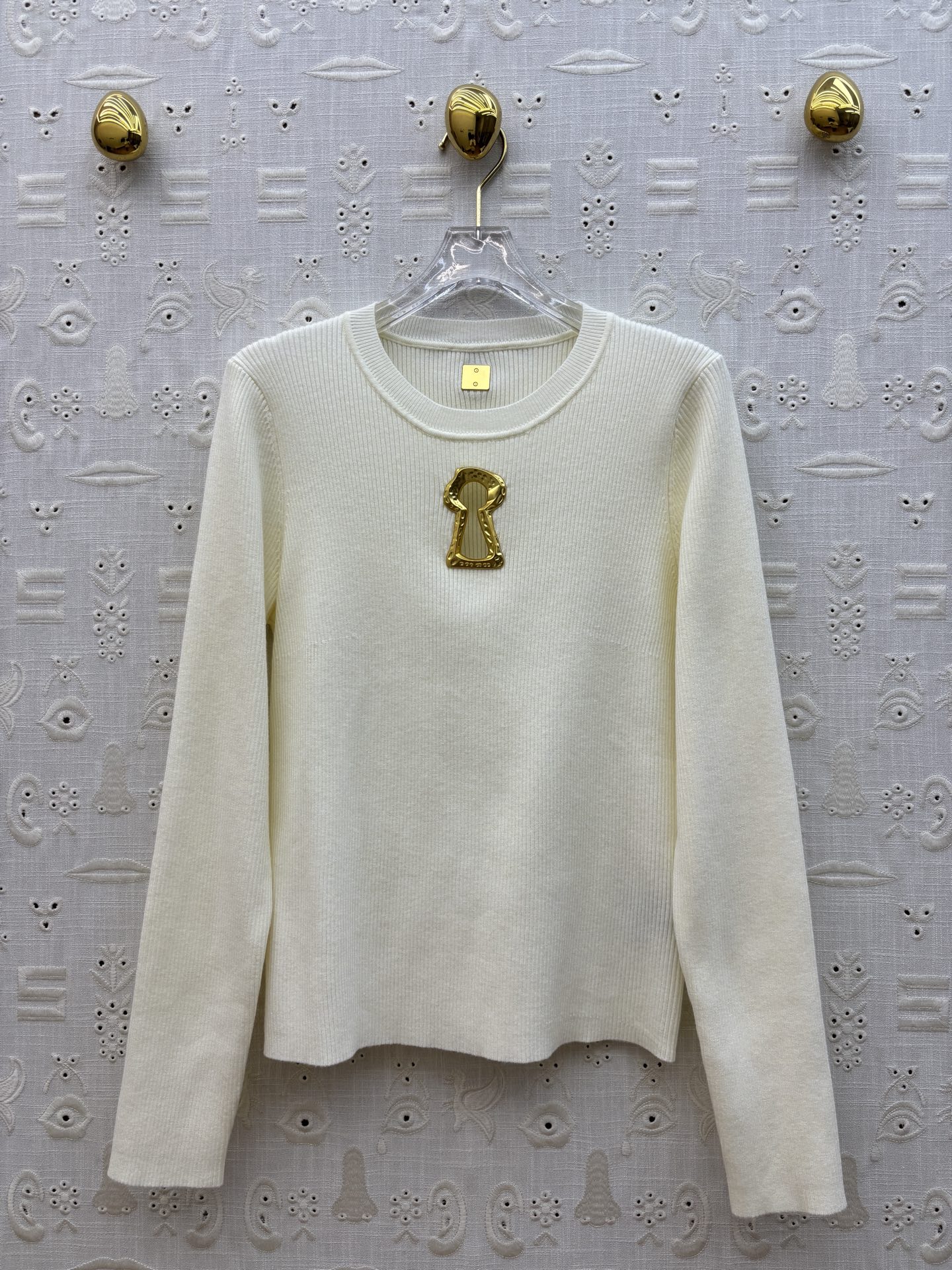 Sch 25秋冬 圆领针织长袖毛衣 纯色搭配胸前金色镂空锁孔设计 圆领长袖设计  简约却不简单   恰好