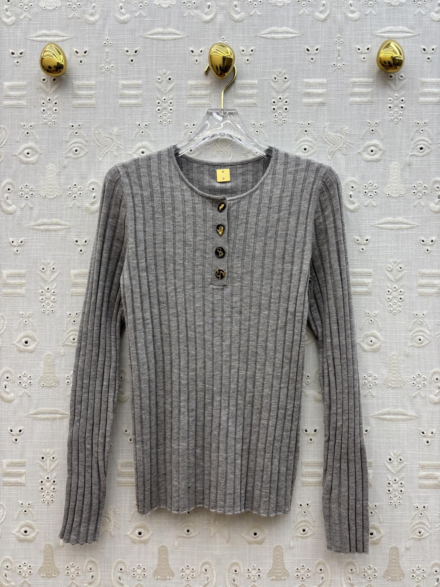 Sch 25新款 异形扣圆领针织毛衣 高颜值竖条纹精纺羊毛面料  三个色都不挑肤色轻松显白 异形扣装饰设