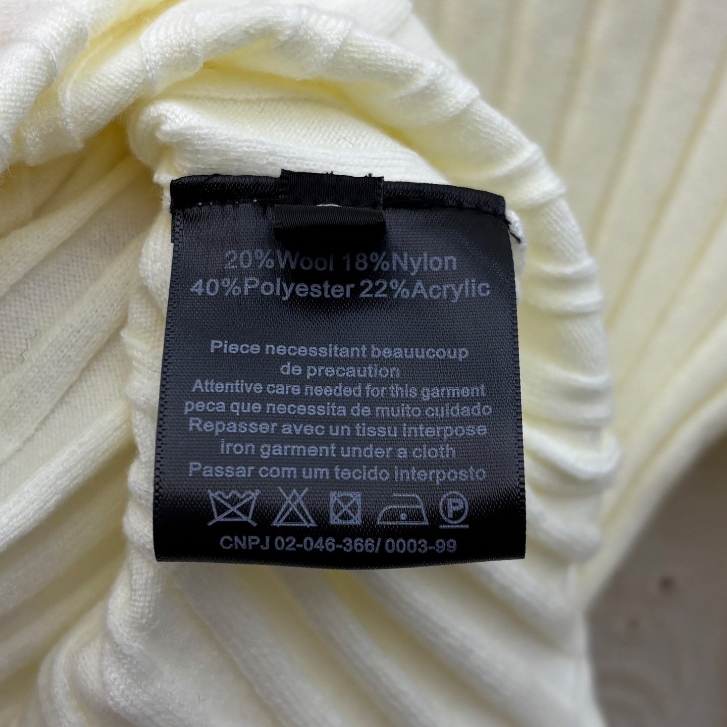 Sch 25新款 异形扣圆领针织毛衣 高颜值竖条纹精纺羊毛面料 三个色都不挑肤色轻松显白 异形扣装饰设计