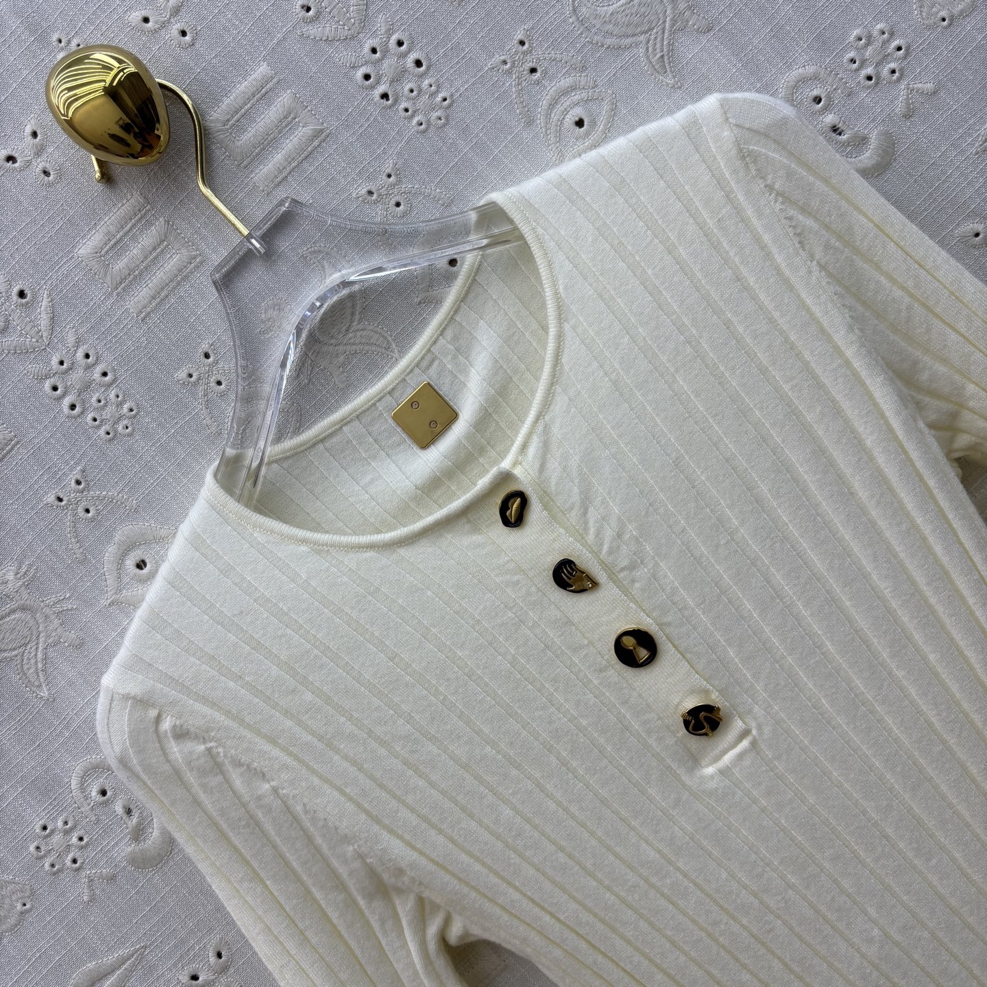 Sch 25新款 异形扣圆领针织毛衣 高颜值竖条纹精纺羊毛面料 三个色都不挑肤色轻松显白 异形扣装饰设计