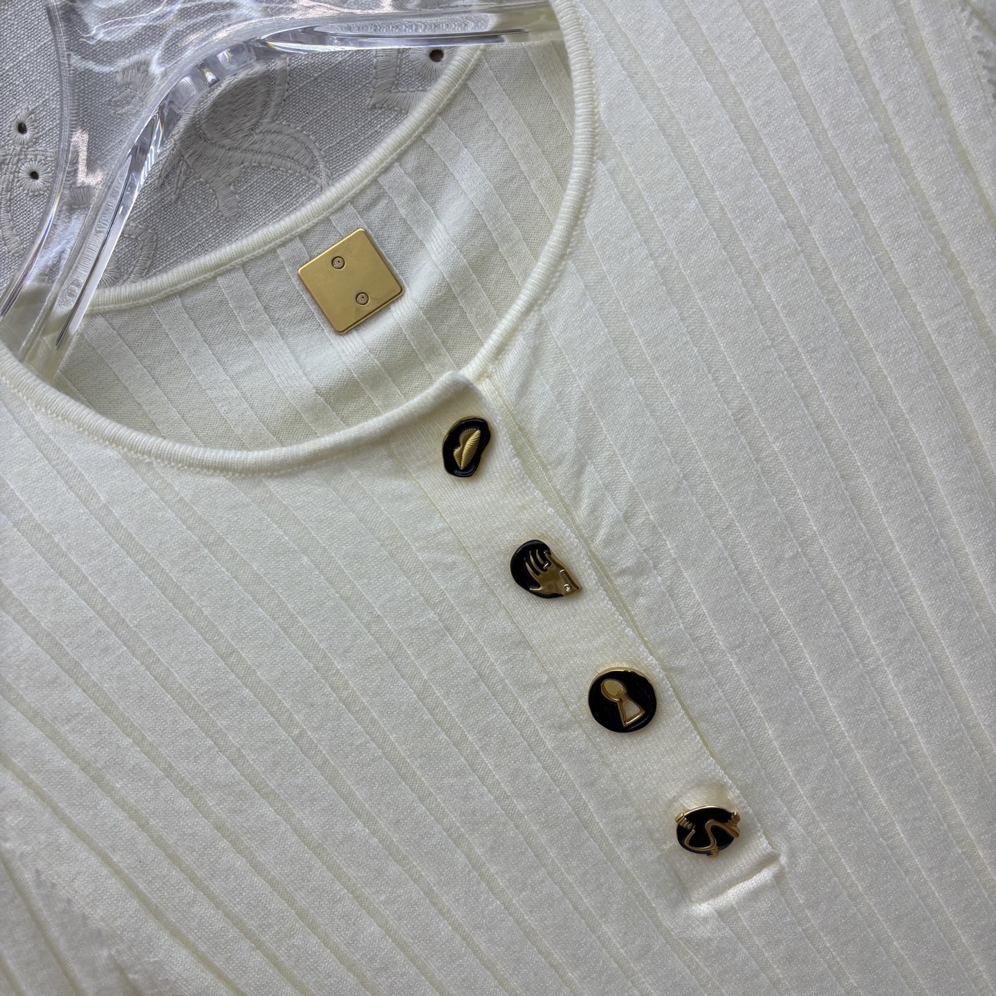 Sch 25新款 异形扣圆领针织毛衣 高颜值竖条纹精纺羊毛面料 三个色都不挑肤色轻松显白 异形扣装饰设计