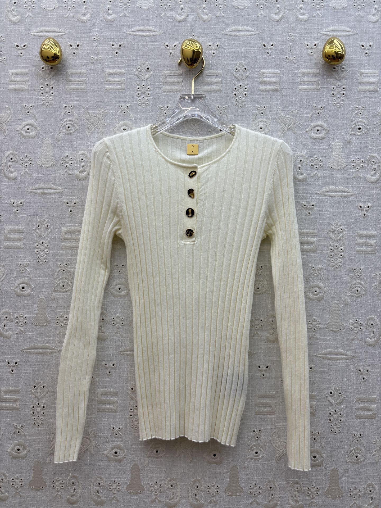 Sch 25新款 异形扣圆领针织毛衣 高颜值竖条纹精纺羊毛面料 三个色都不挑肤色轻松显白 异形扣装饰设计