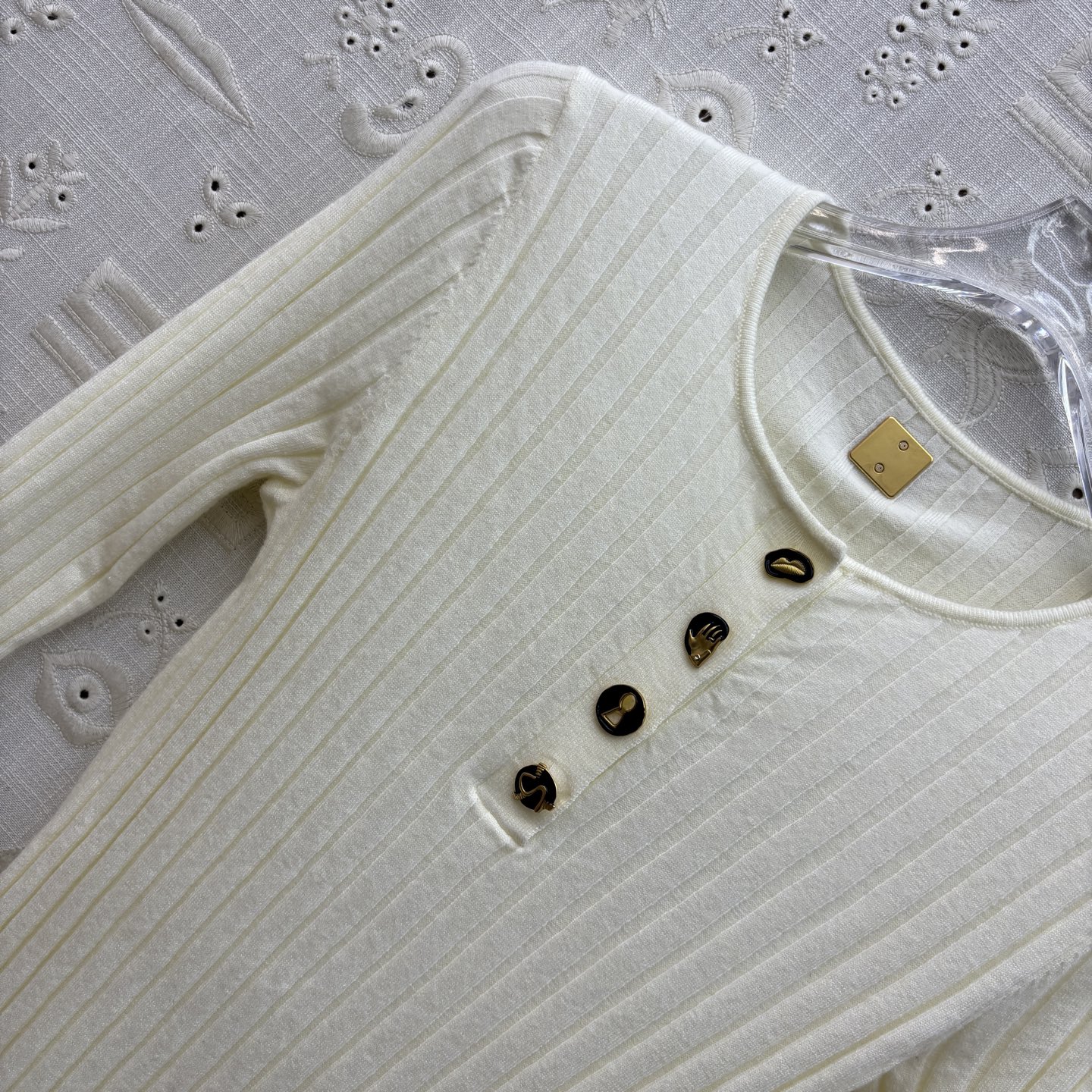 Sch 25新款 异形扣圆领针织毛衣 高颜值竖条纹精纺羊毛面料 三个色都不挑肤色轻松显白 异形扣装饰设计