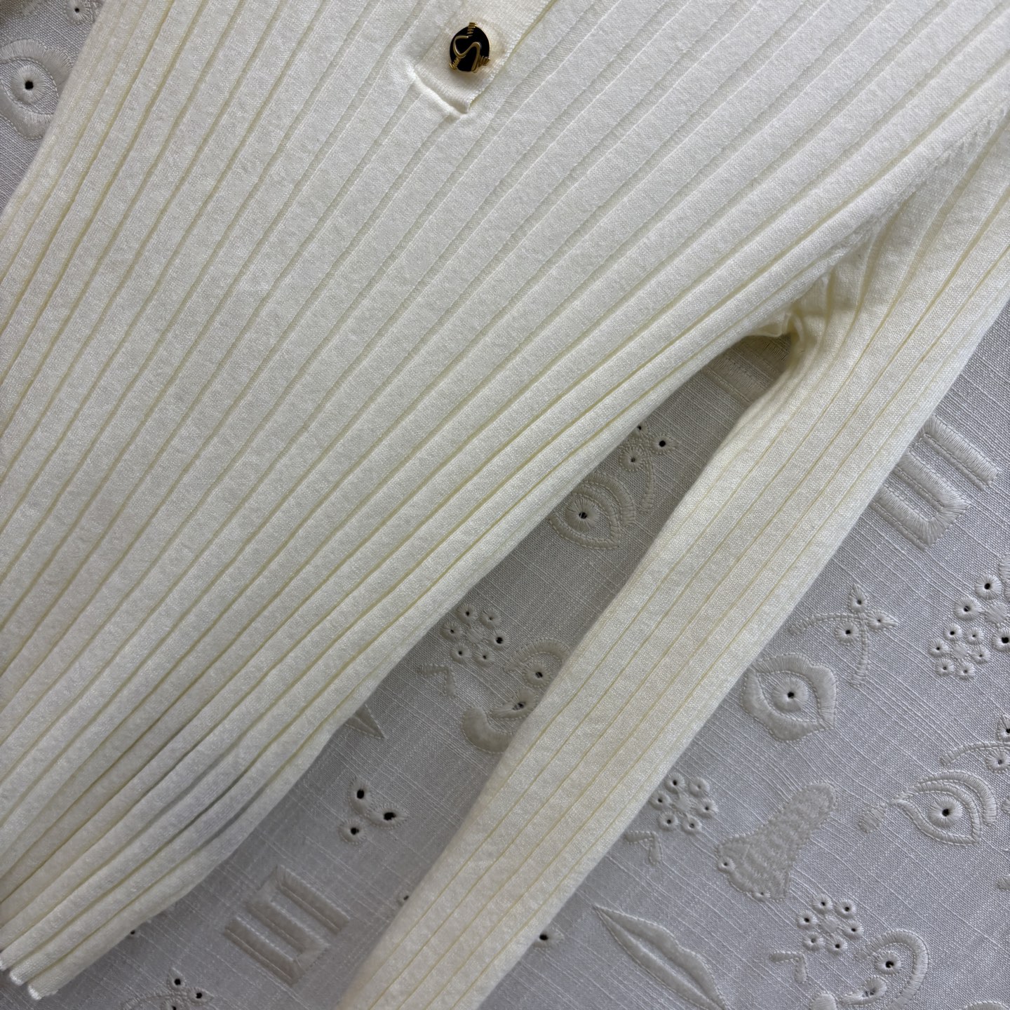 Sch 25新款 异形扣圆领针织毛衣 高颜值竖条纹精纺羊毛面料 三个色都不挑肤色轻松显白 异形扣装饰设计