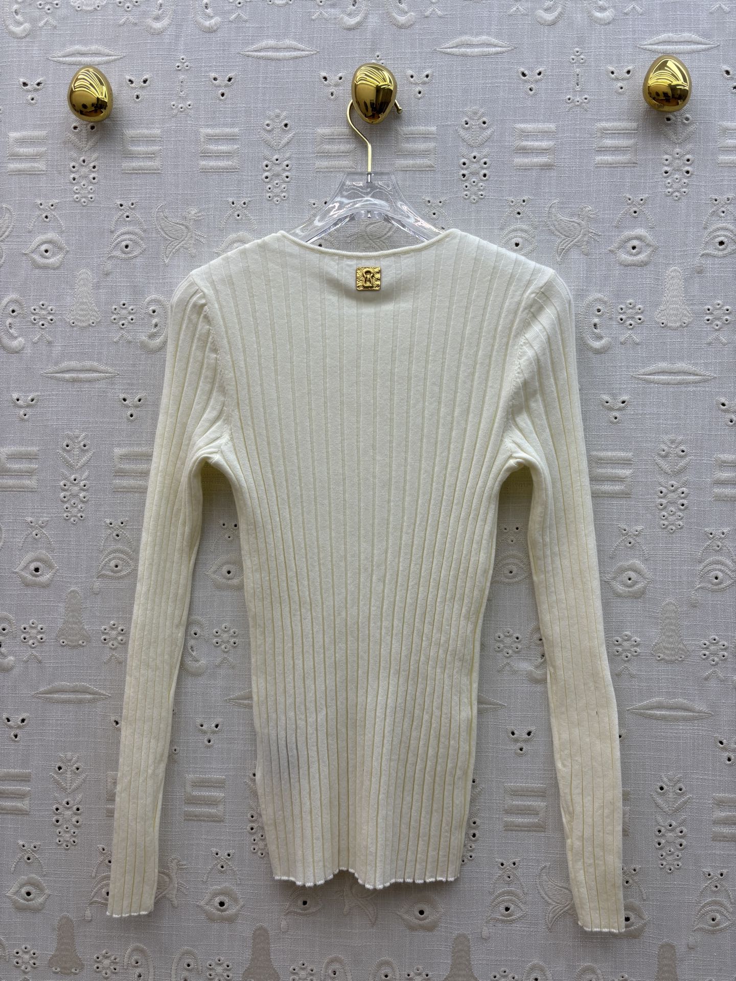 Sch 25新款 异形扣圆领针织毛衣 高颜值竖条纹精纺羊毛面料 三个色都不挑肤色轻松显白 异形扣装饰设计