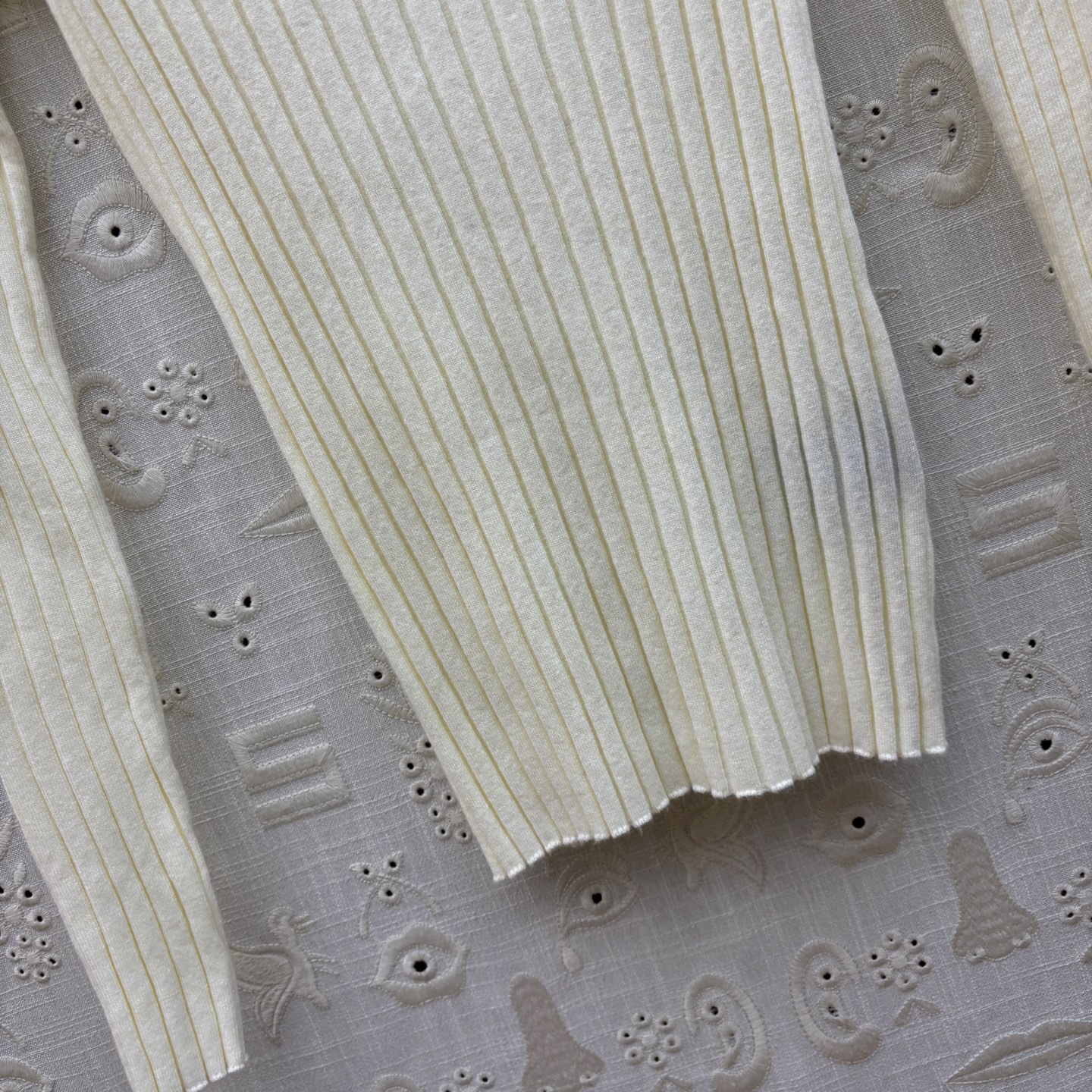 Sch 25新款 异形扣圆领针织毛衣 高颜值竖条纹精纺羊毛面料 三个色都不挑肤色轻松显白 异形扣装饰设计