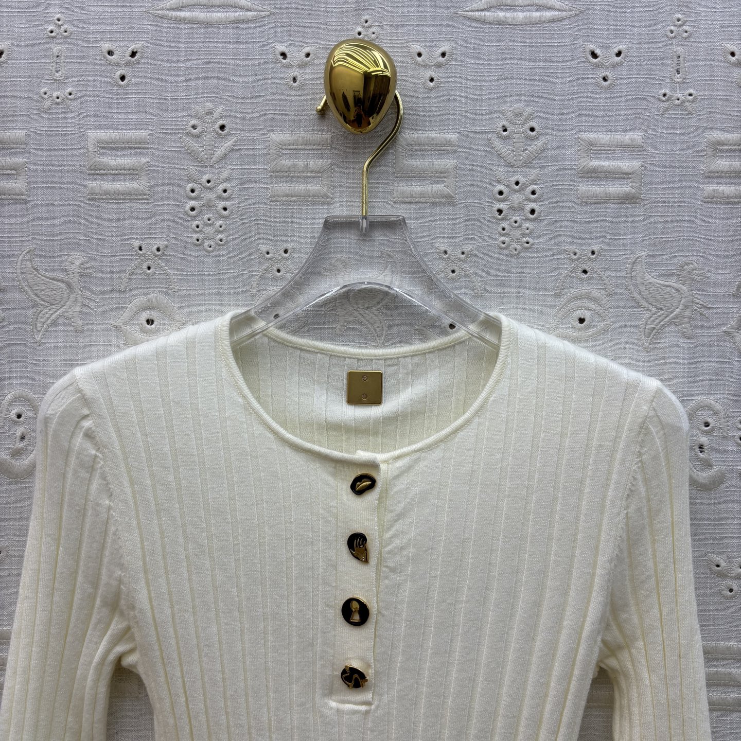 Sch 25新款 异形扣圆领针织毛衣 高颜值竖条纹精纺羊毛面料 三个色都不挑肤色轻松显白 异形扣装饰设计