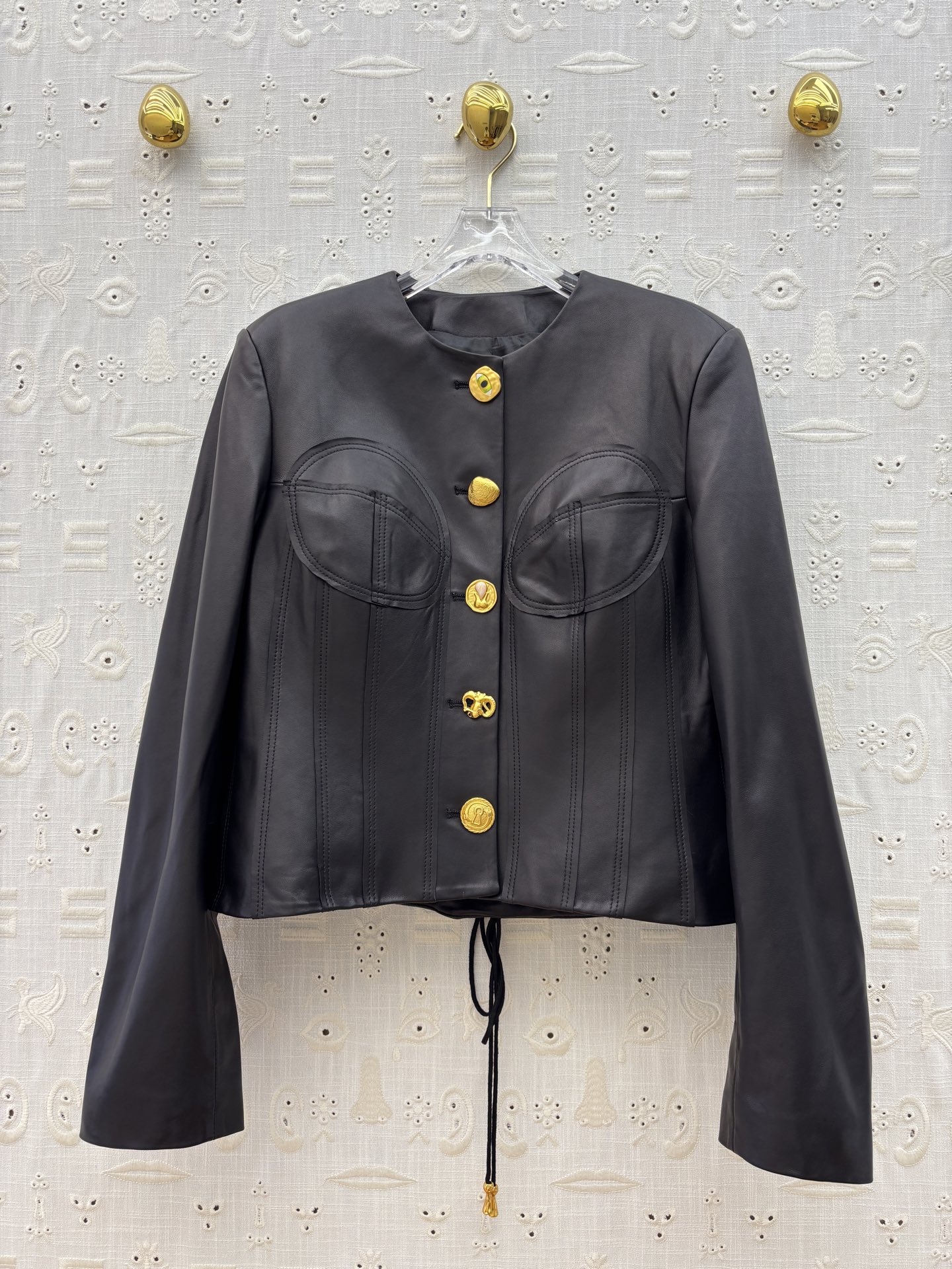 Sch 25秋冬 异形扣西装皮衣 订制100%进口羊皮 立体裁剪 后背重工穿眼开金扣装饰 非常重工 每个