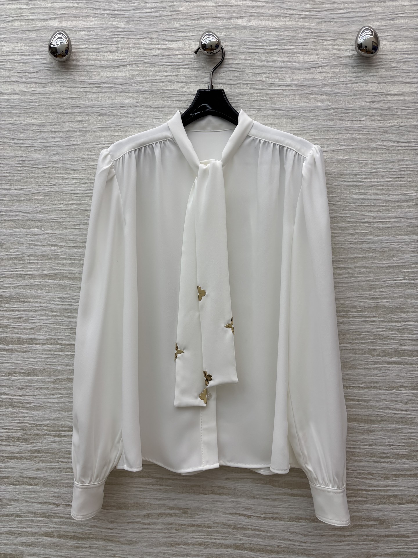 L家 25新款 金属装饰飘带衬衫 优雅又大气 轻薄飘逸感 肩部压褶设计 飘带点辍增加了仙气感 可甜可盐 