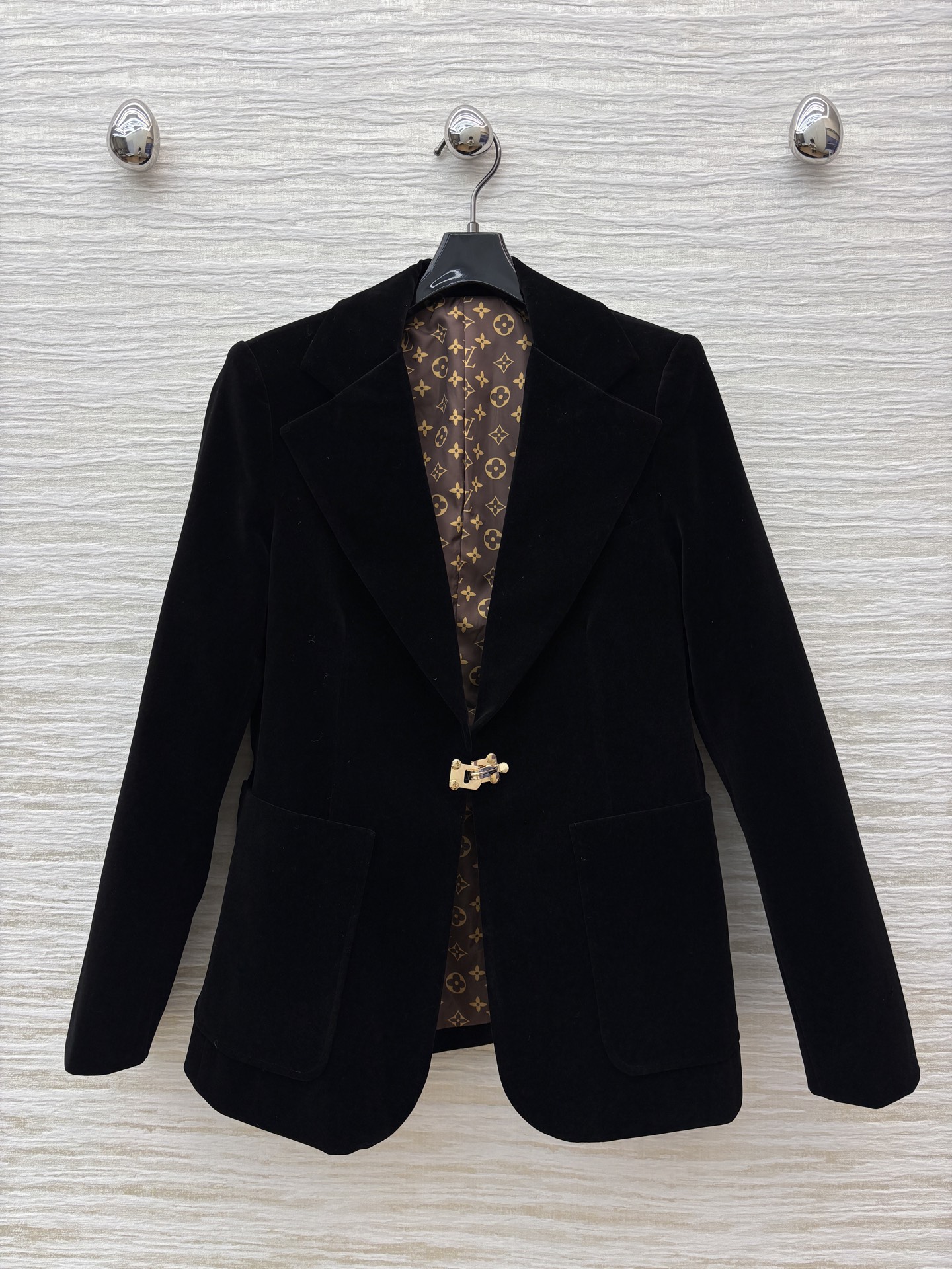 L家 25新款 金属扣内提花老花西装外套 气质西装版型设计 金属扣装饰 定制内提花老花 西装面料的青春减