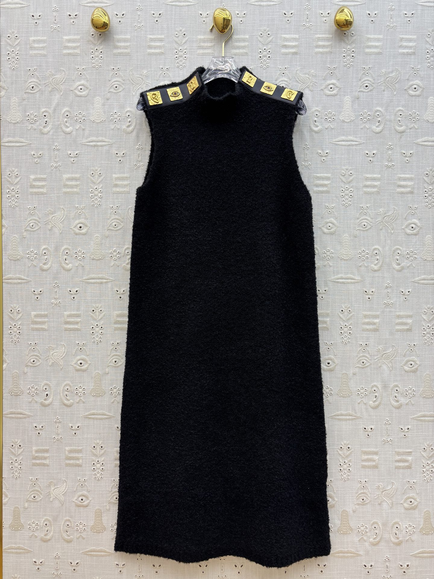 Sch家 25秋冬 异形扣无袖针织连衣裙  立领针织背心裙 双侧异形扣装饰 整体高级简约 无袖背心剪裁单