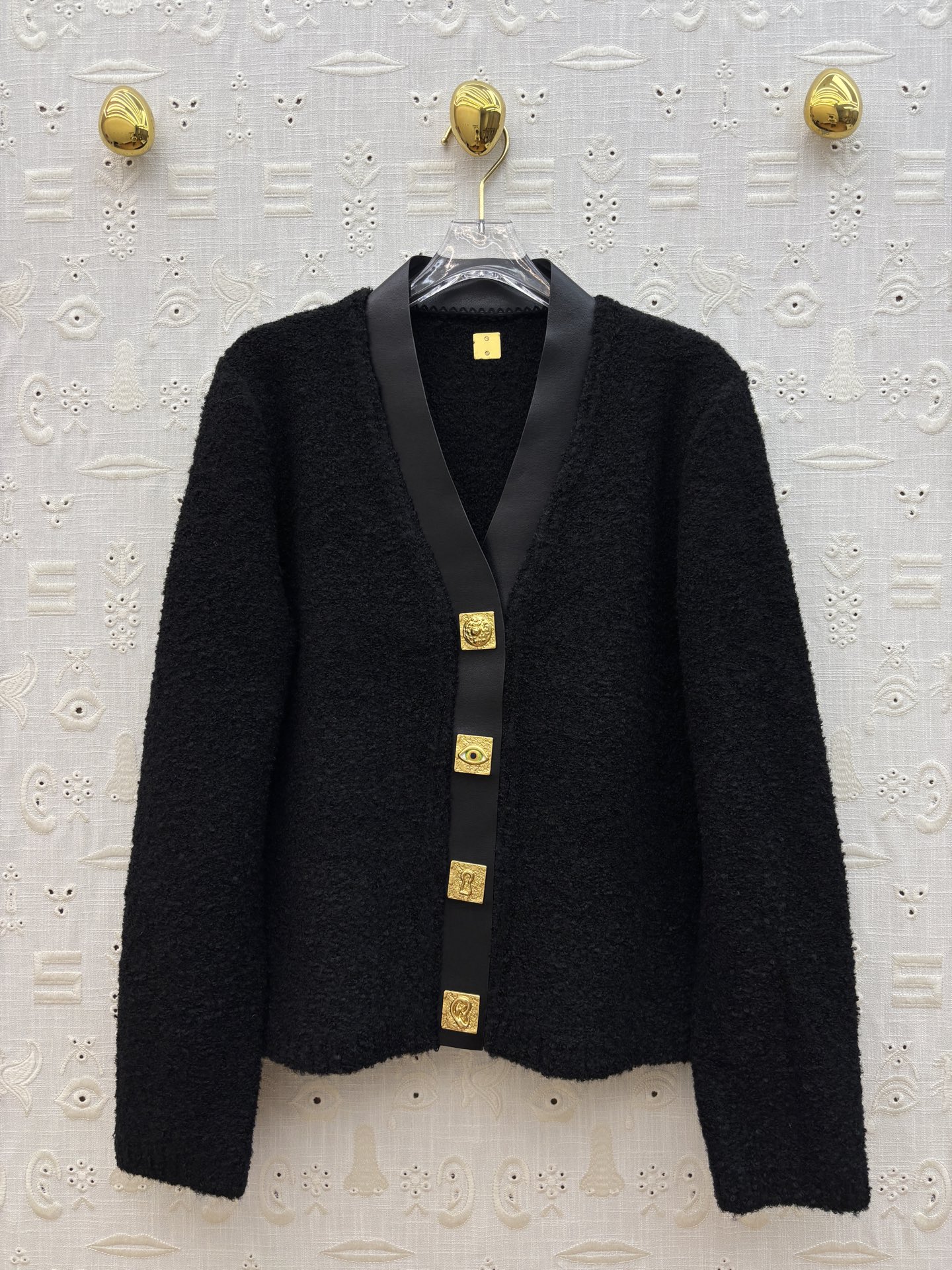 Sch家 25秋冬新款 Pu皮革包边V领针织开衫 异形扣装饰 每个扣子都不一样 非常吸晴 经典撞击包边 