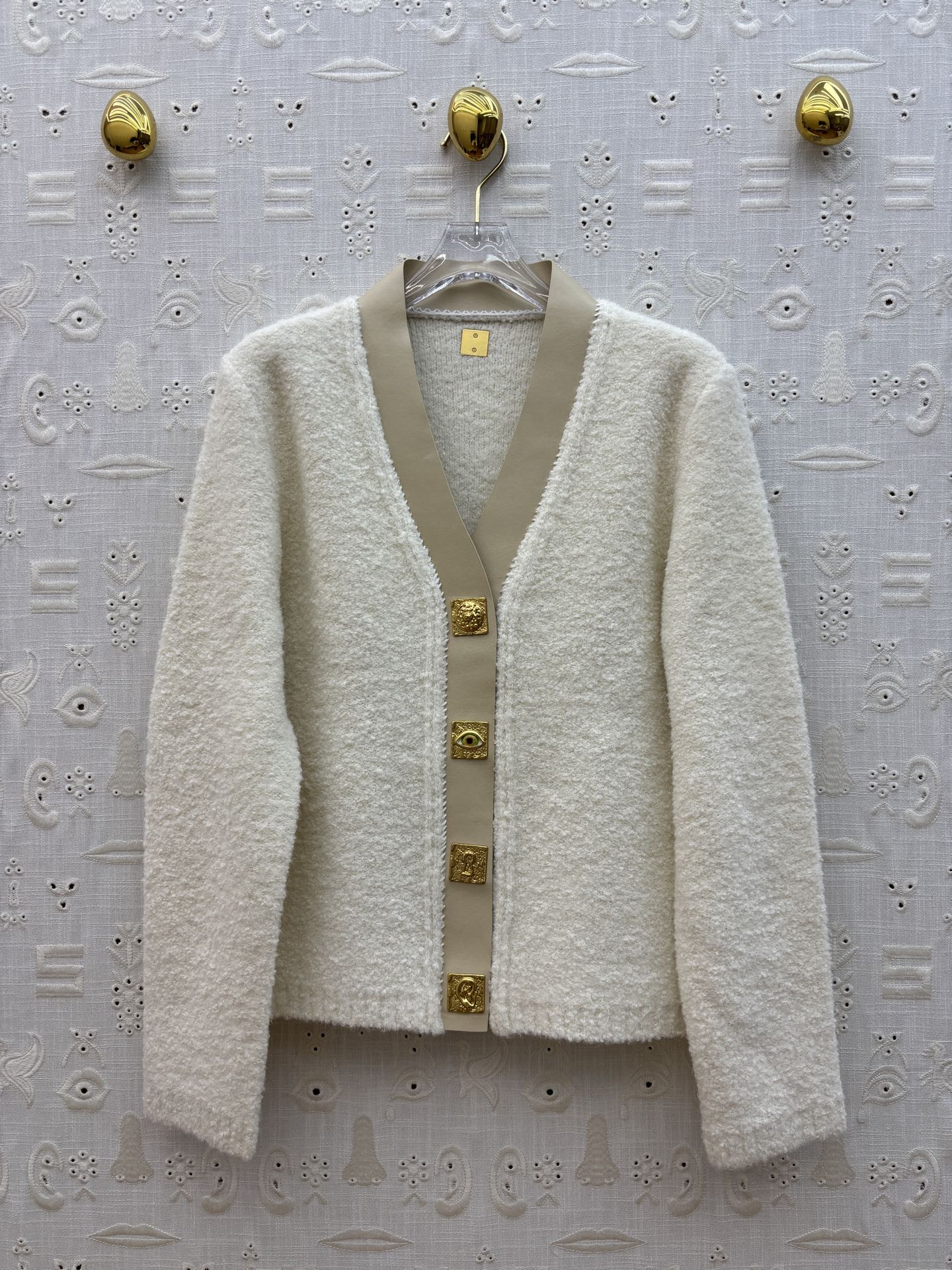 Sch家 25秋冬新款 Pu皮革包边V领针织开衫 异形扣装饰 每个扣子都不一样 非常吸晴 经典撞击包边 