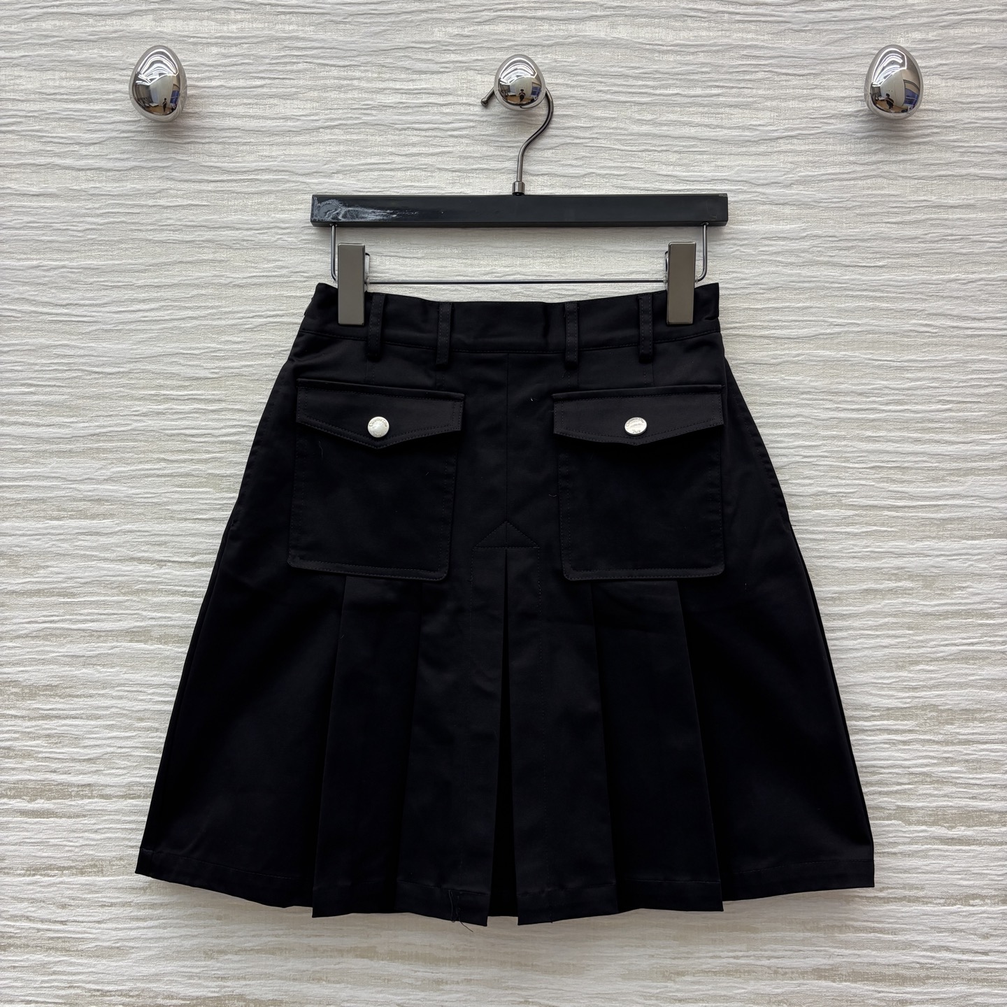 D家 25早秋新款 高腰压褶短裙 前面翻盖口袋定制logo按扣装饰 A字高腰压褶短裙 优雅与帅气兼顾 经