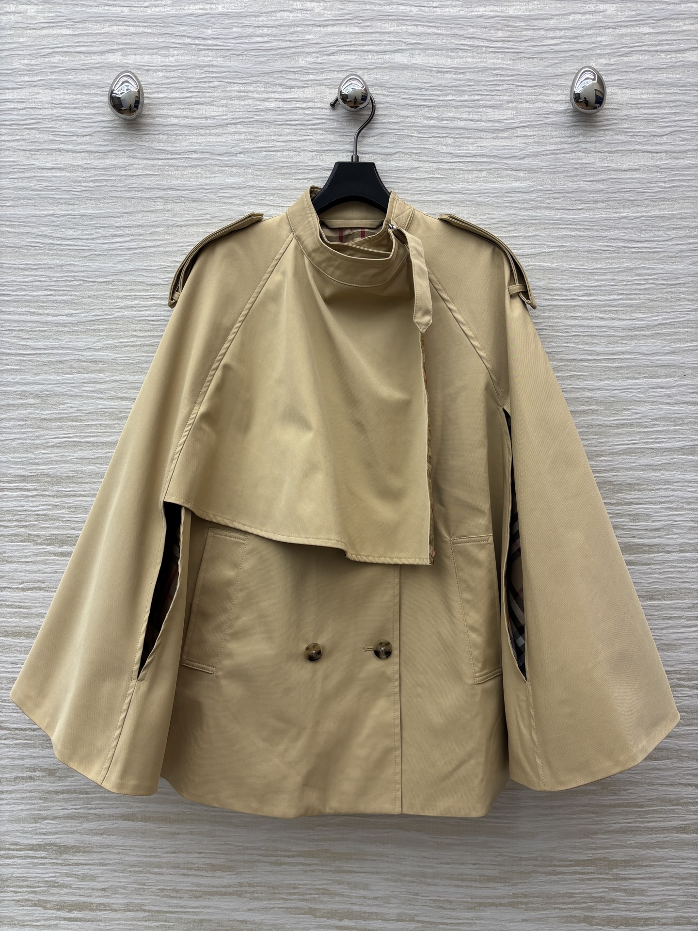 BUR 25秋新款 立领斗篷风衣外套 经典骑士风设计 时髦又有风度 经典斗篷式短款设计 上身拉长身材比例