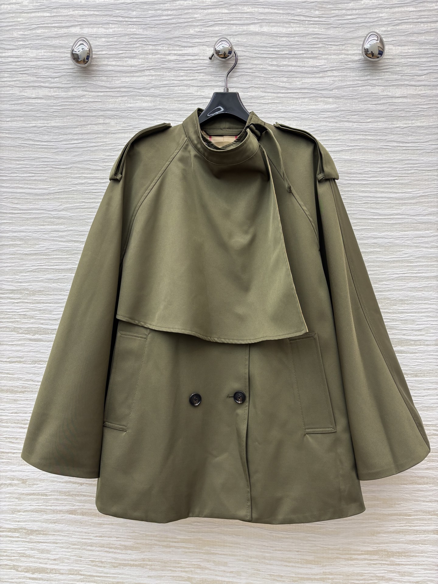 BUR 25秋新款 立领斗篷风衣外套 经典骑士风设计 时髦又有风度 经典斗篷式短款设计 上身拉长身材比例