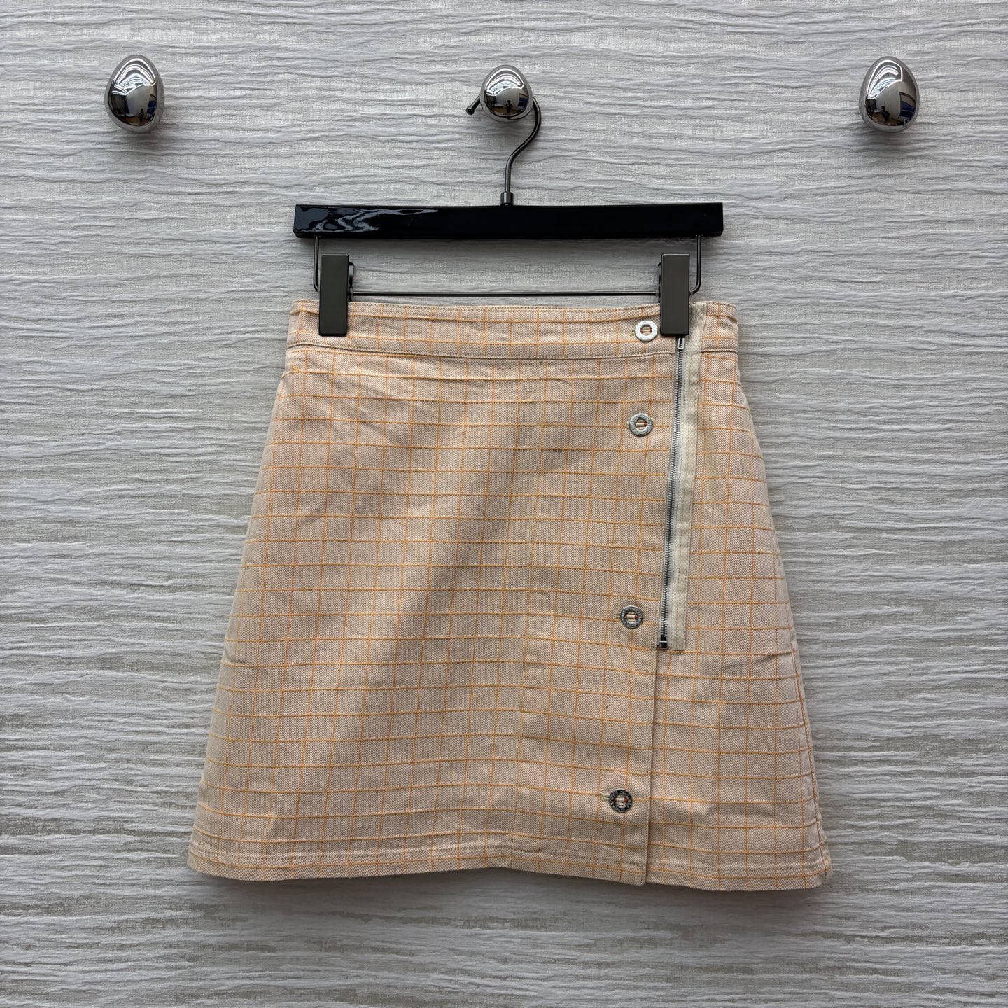 H家 25早秋新款 格纹排扣半裙 复古橙色格纹设计 怎么穿搭都不过时的 A字版型 时髦又帅气有型 上身超